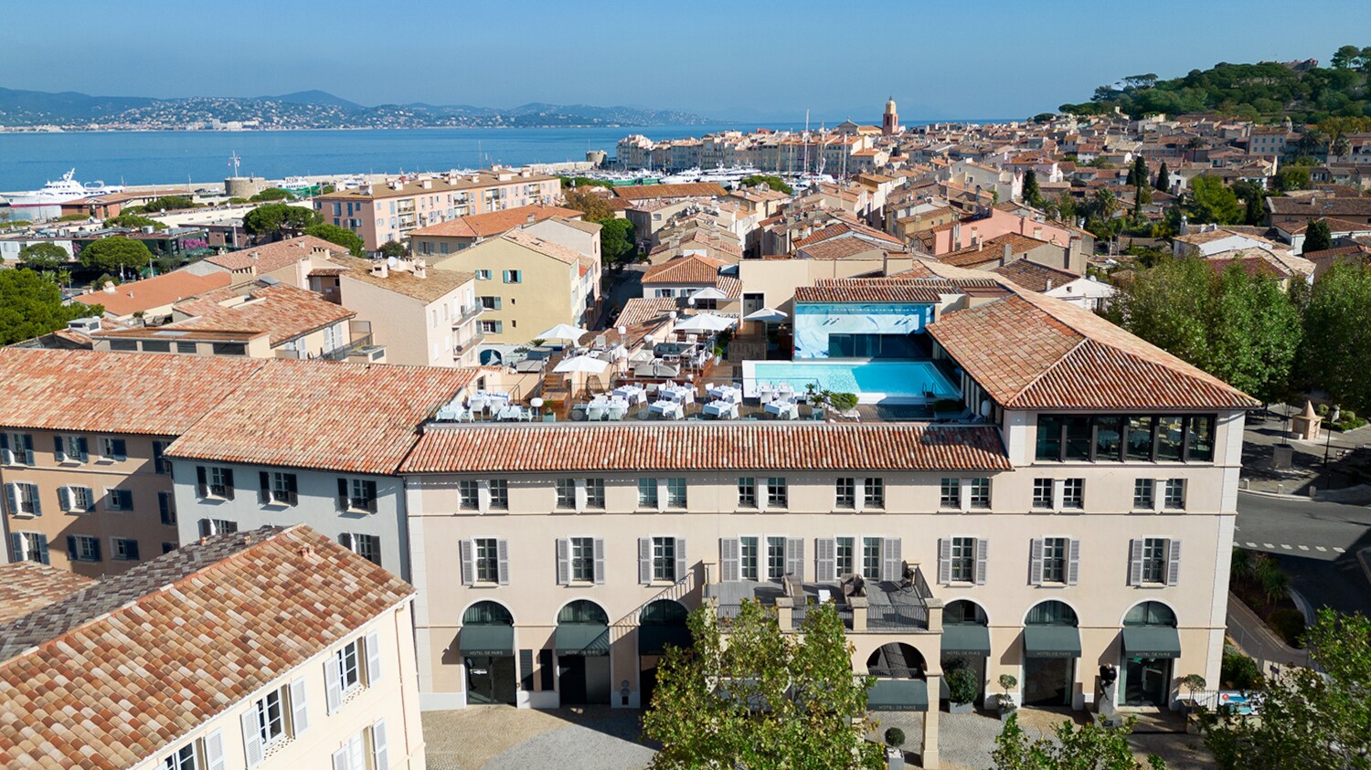 Blick auf das Hôtel de Paris Saint-Tropez mit Dachgarten und Rooftop-Pool, im Hintergrund das Mittelmeer. Blick auf das Hôtel de Paris Saint-Tropez mit Dachgarten und Rooftop-Pool, im Hintergrund das Mittelmeer.