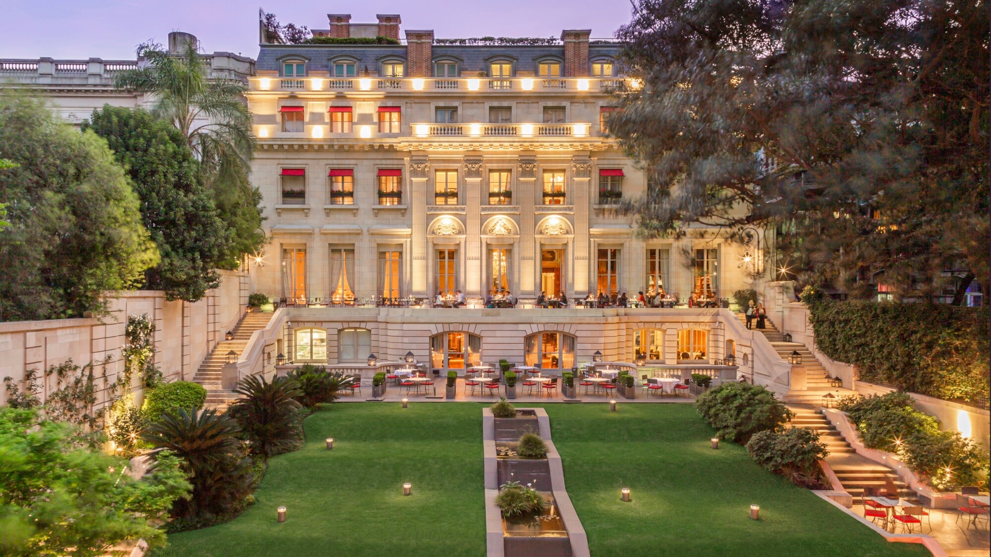 Außenansicht der Fassade und Gärten des Luxushotels Palacio Duhau in Buenos Aires bei Dämmerung. Außenansicht der Fassade und Gärten des Luxushotels Palacio Duhau in Buenos Aires bei Dämmerung.