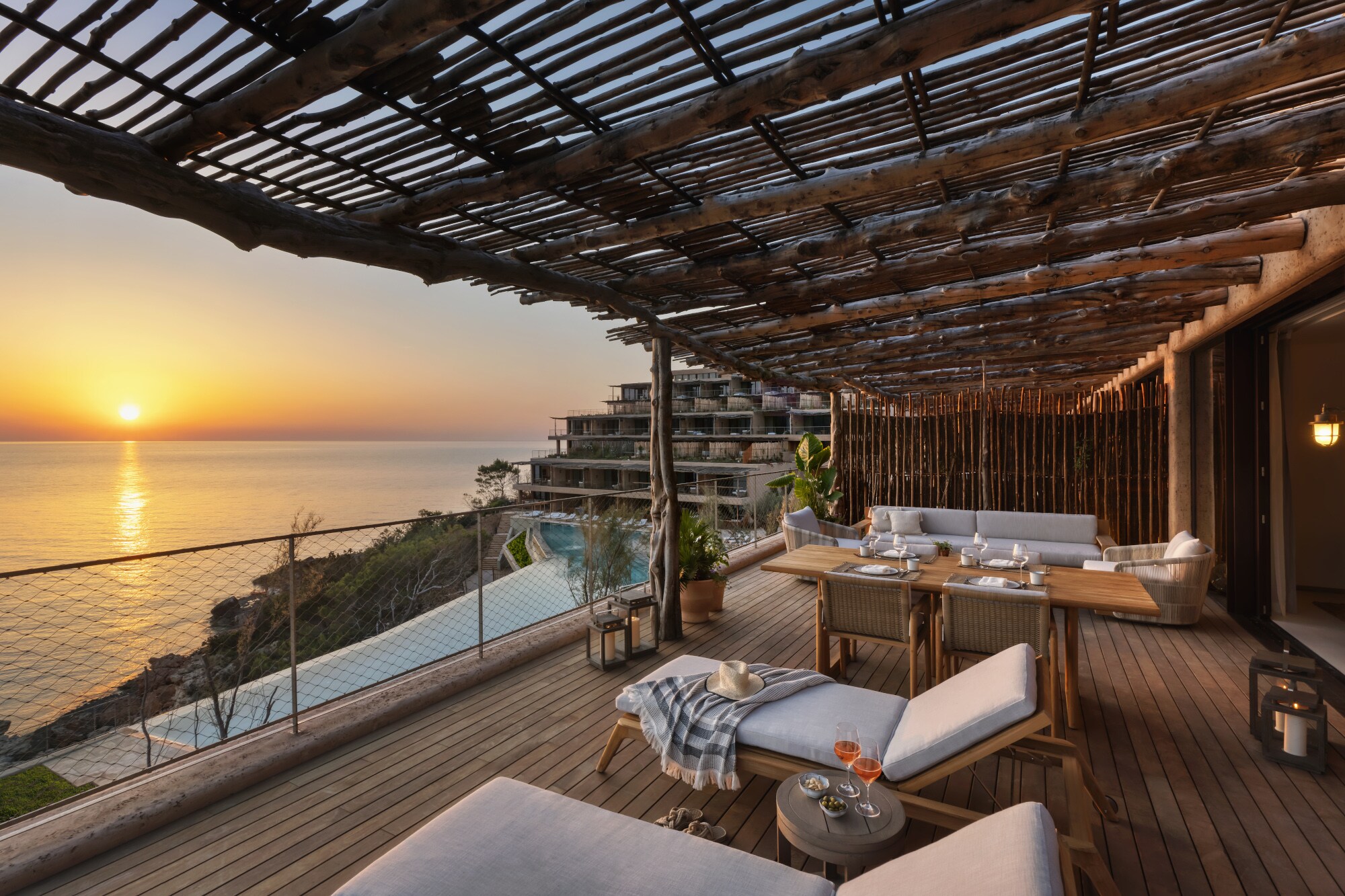 Luxuriöse Hotelterrasse mit Holzpergola am Meer bei Sonnenuntergang. Luxuriöse Hotelterrasse mit Holzpergola am Meer bei Sonnenuntergang.