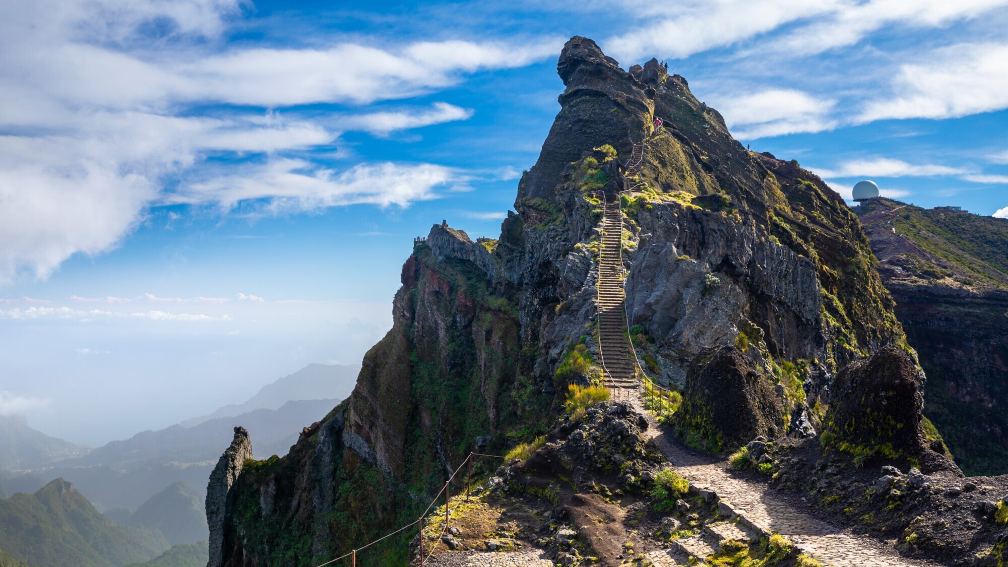Wanderweg mit Treppe, der zum Gipfel des Pico de Areeiro auf Madeira führt.