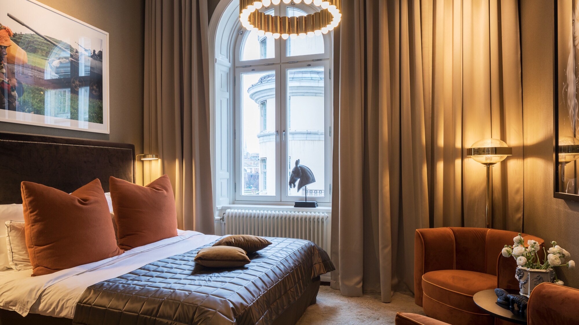 In warmen Farbtönen eingerichtetes Hotelzimmer des Lydmar Hotels in Stockholm. In warmen Farbtönen eingerichtetes Hotelzimmer des Lydmar Hotels in Stockholm.