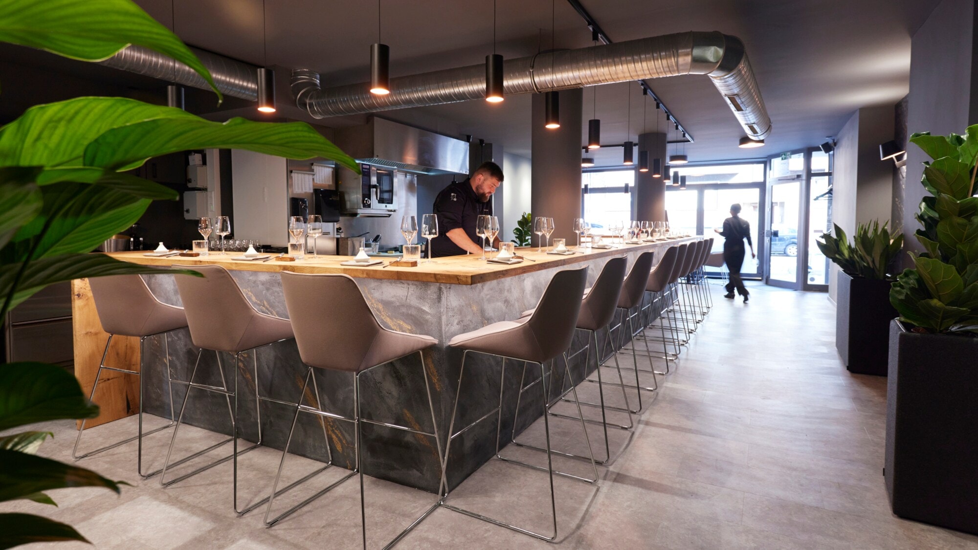 Innenraum des Restaurants Zwanzig23 in Düsseldorf, an dessen Theke Küchenchef Lukas Jakobi steht. Innenraum des Restaurants Zwanzig23 in Düsseldorf, an dessen Theke Küchenchef Lukas Jakobi steht.