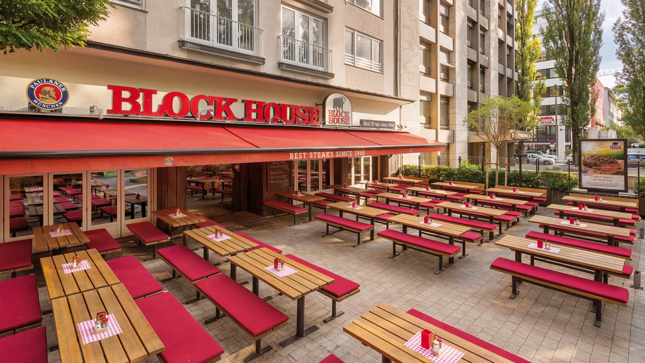 Block House Restaurant mit Außenterrasse in urbaner Umgebung.