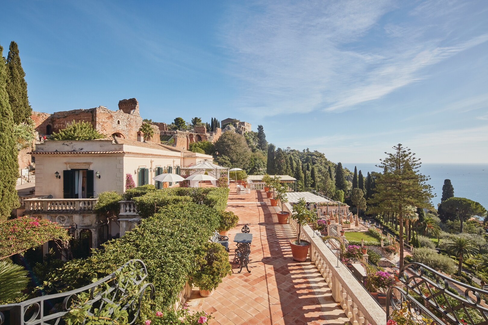 Luxushotelanlage im italienischen Villenstil mit Garten auf einem Hügel am Meer. Luxushotelanlage im italienischen Villenstil mit Garten auf einem Hügel am Meer.
