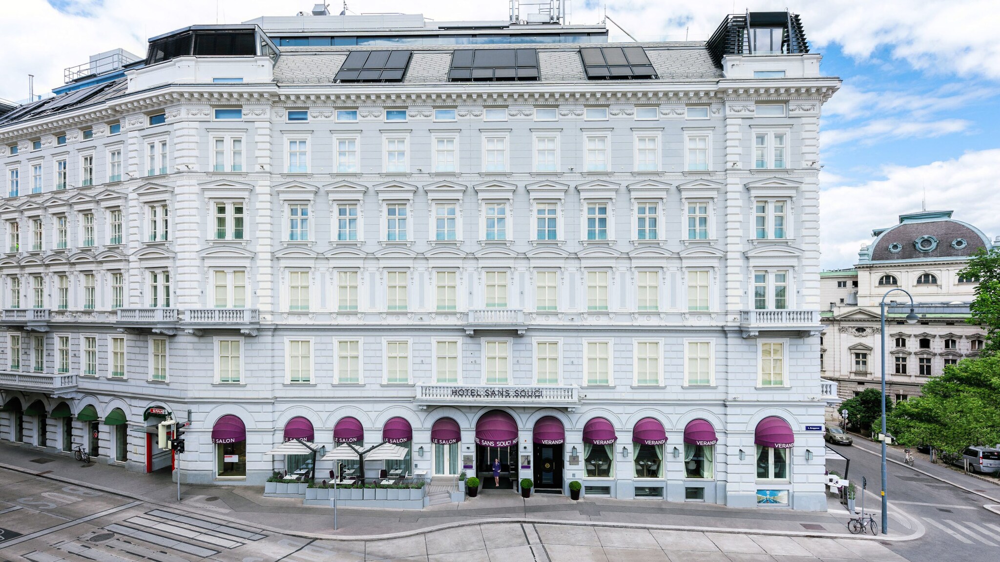 Luxushotel mit heller, modernisierter Altbaufassade im Stadtzentrum.