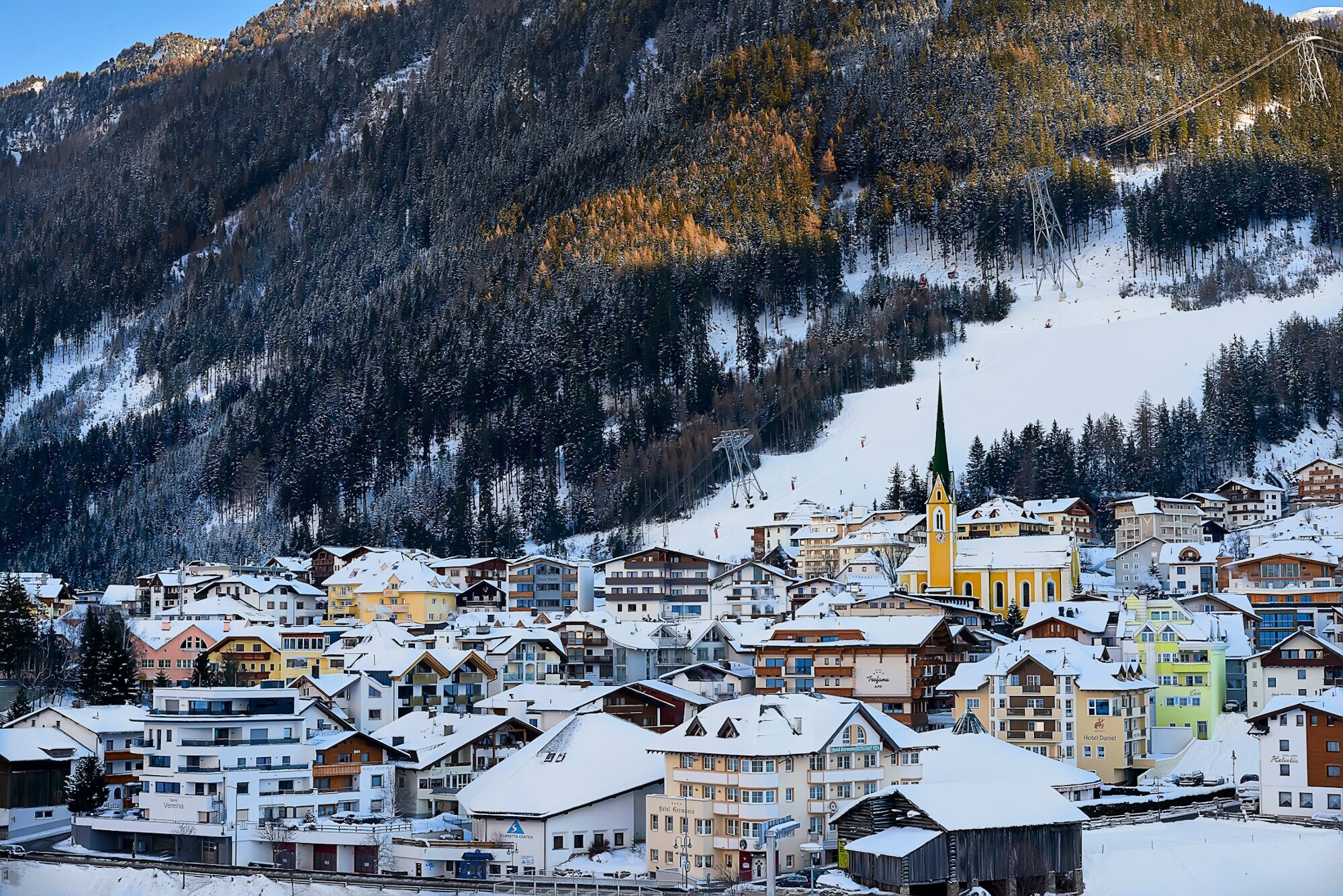 Blick auf Ischgl bei Einbruch der Dunkelheit