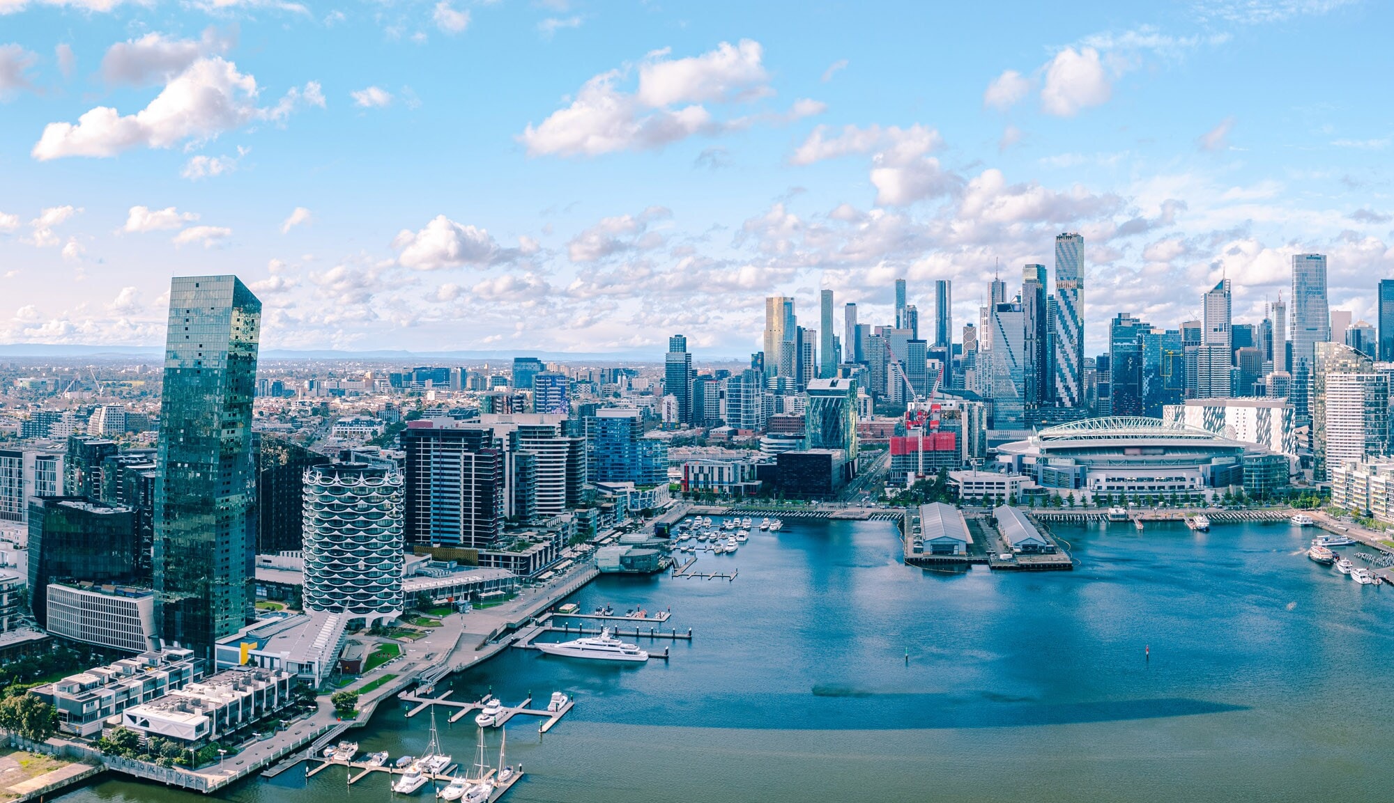 Modernes Hafenareal mit Skyline aus Hochhäusern, Luftaufnahme. Modernes Hafenareal mit Skyline aus Hochhäusern, Luftaufnahme.
