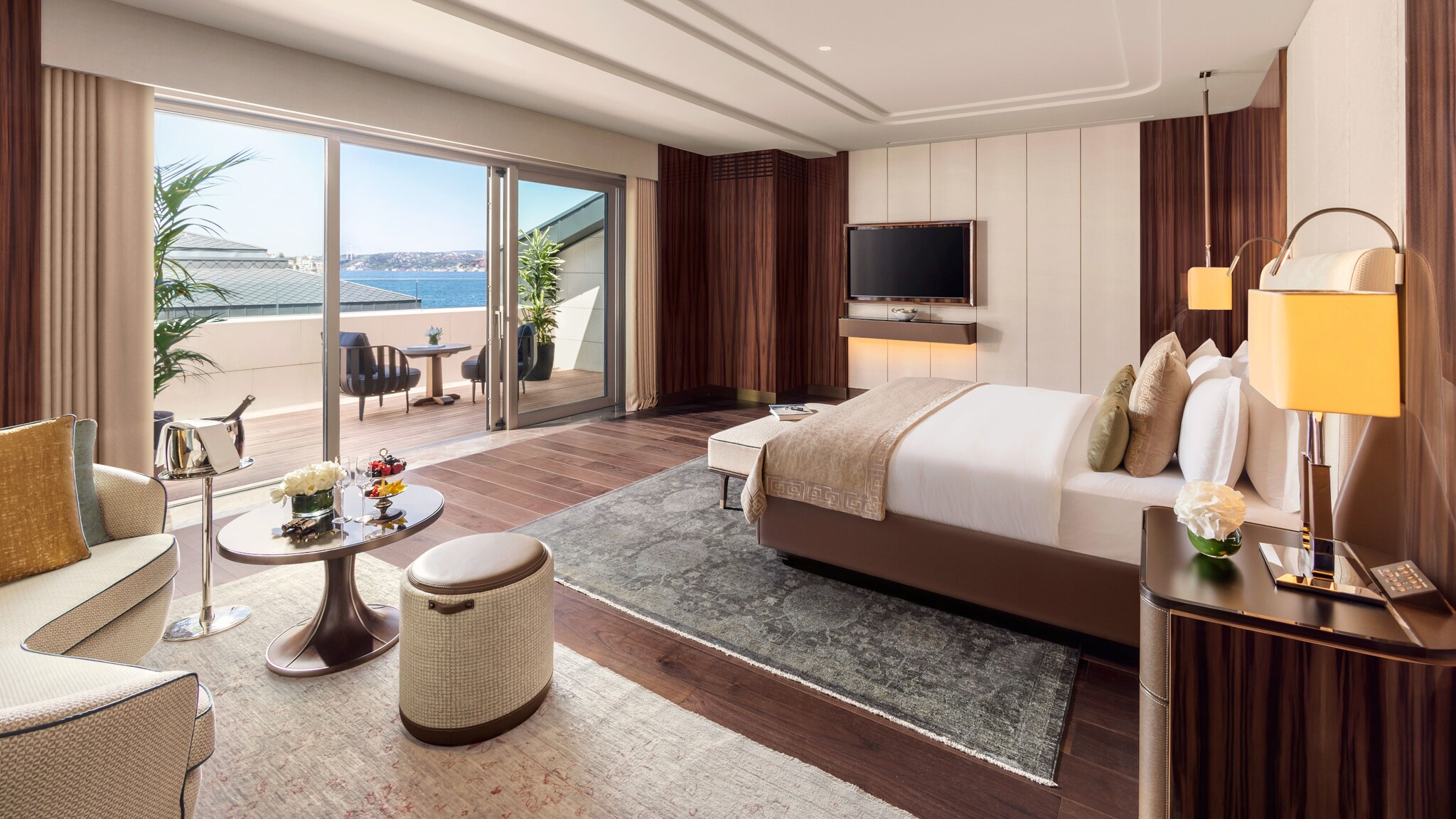 Lichtdurchflutete, luxuriöse Hotelsuite mit Balkon am Meer. Lichtdurchflutete, luxuriöse Hotelsuite mit Balkon am Meer.