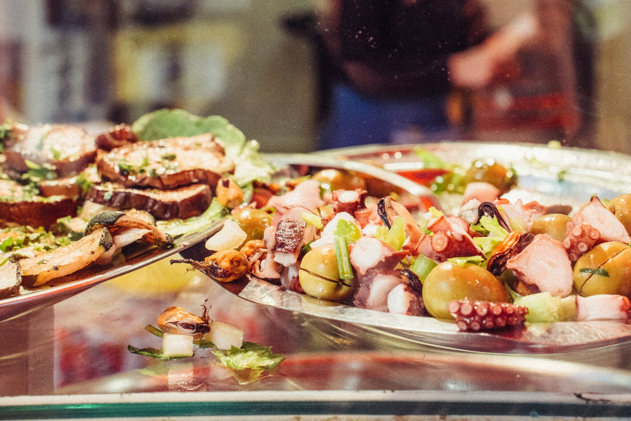 Frischer Tintenfisch-Olivensalat auf dem Ballarò Markt in Palermo.