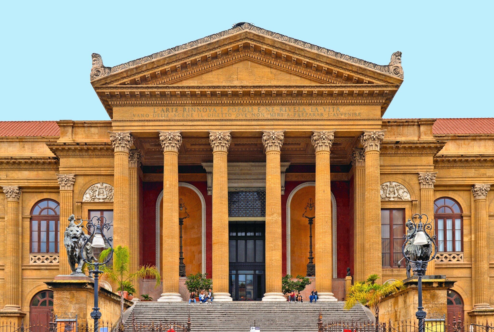 Haupteingang des Teatro Massimo mit langer Freitreppe, Löwenskulpturen und korinthischen Säulen.