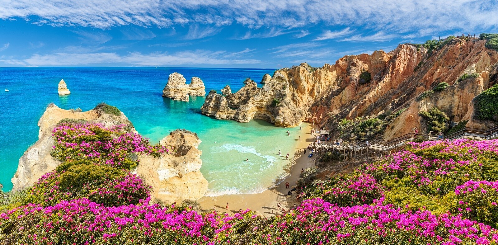 Blick von oben auf eine von Felsen umgebende Bucht und türkisblaues Meer an der Algarve. Blick von oben auf eine von Felsen umgebende Bucht und türkisblaues Meer an der Algarve.