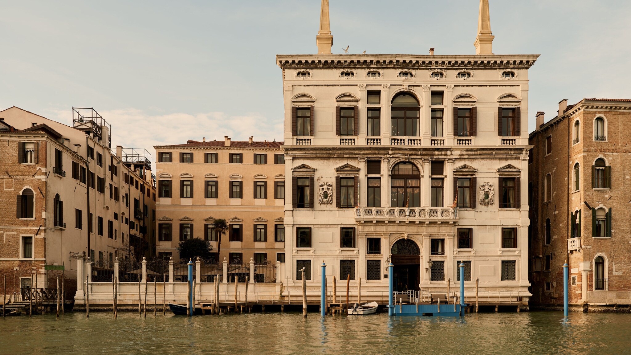 Luxushotel in einem venezianischen Palast am Kanal mit Bootsanleger.