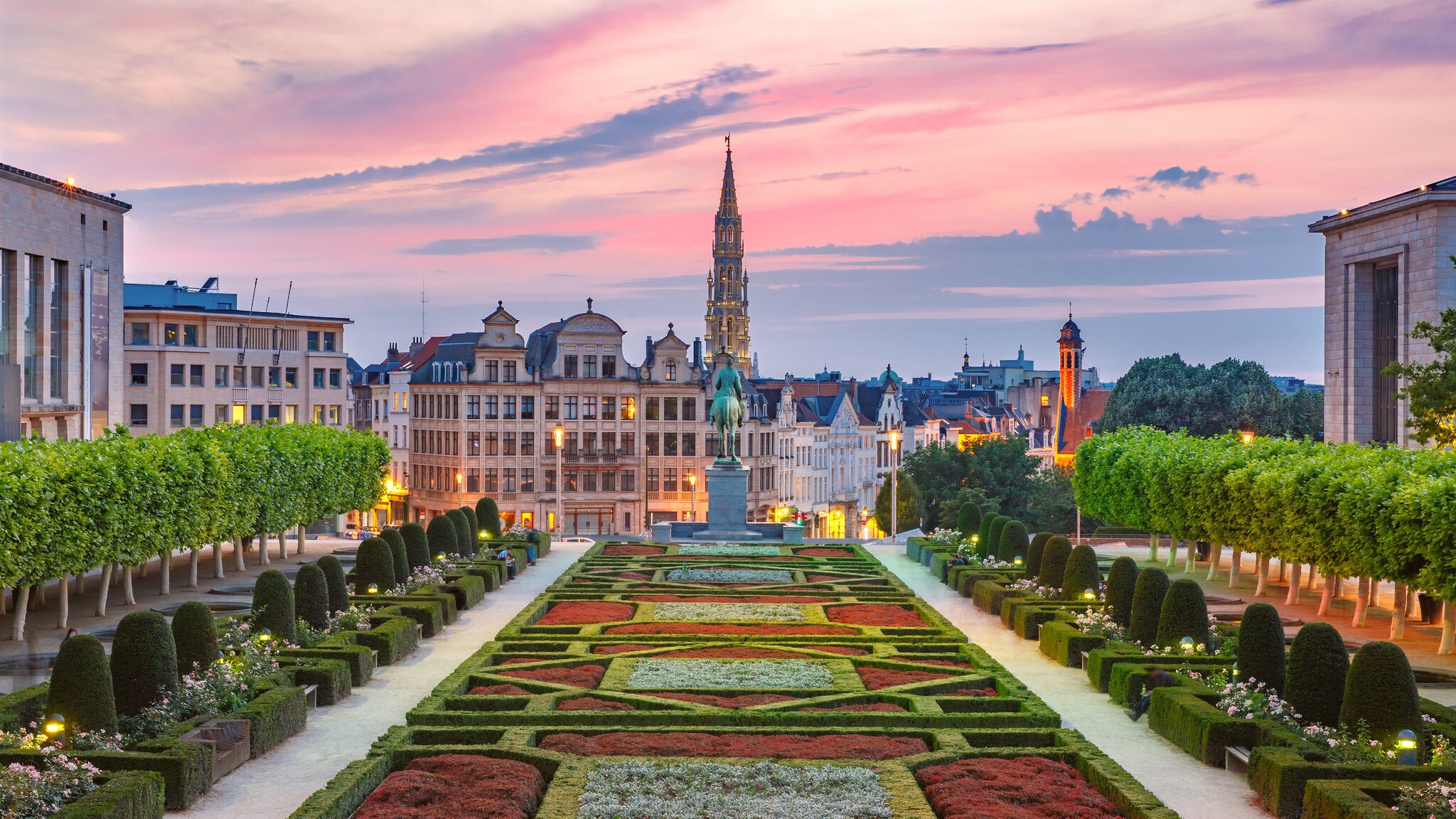 Skyline von Brüssel mit Parkanlage im Vordergrund bei Abenddämmerung unter rosagefärbtem Himmel. Skyline von Brüssel mit Parkanlage im Vordergrund bei Abenddämmerung unter rosagefärbtem Himmel.