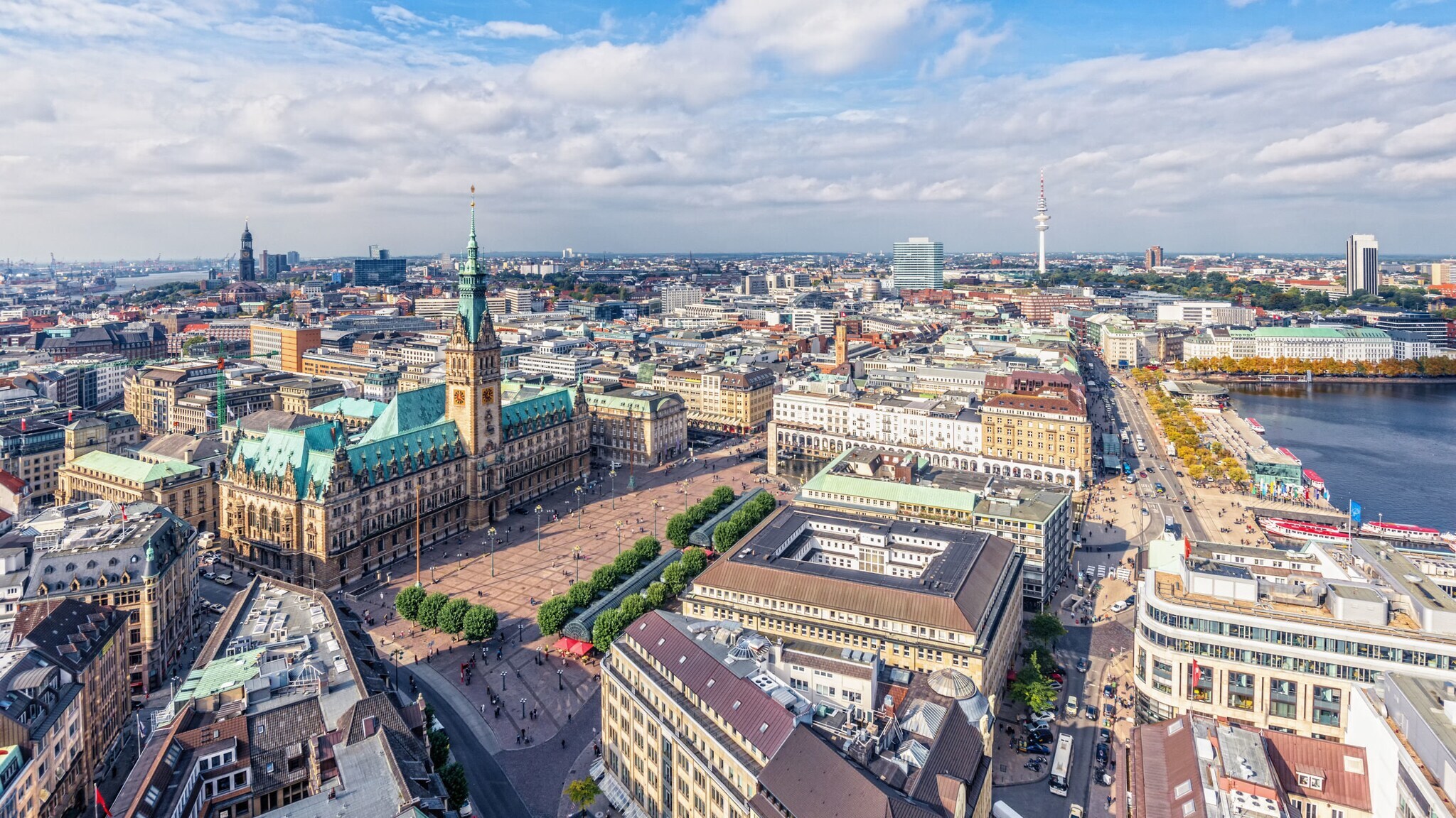 Luftaufnahme der Hamburger Innenstadt mit Rathaus im Fokus. Luftaufnahme der Hamburger Innenstadt mit Rathaus im Fokus.