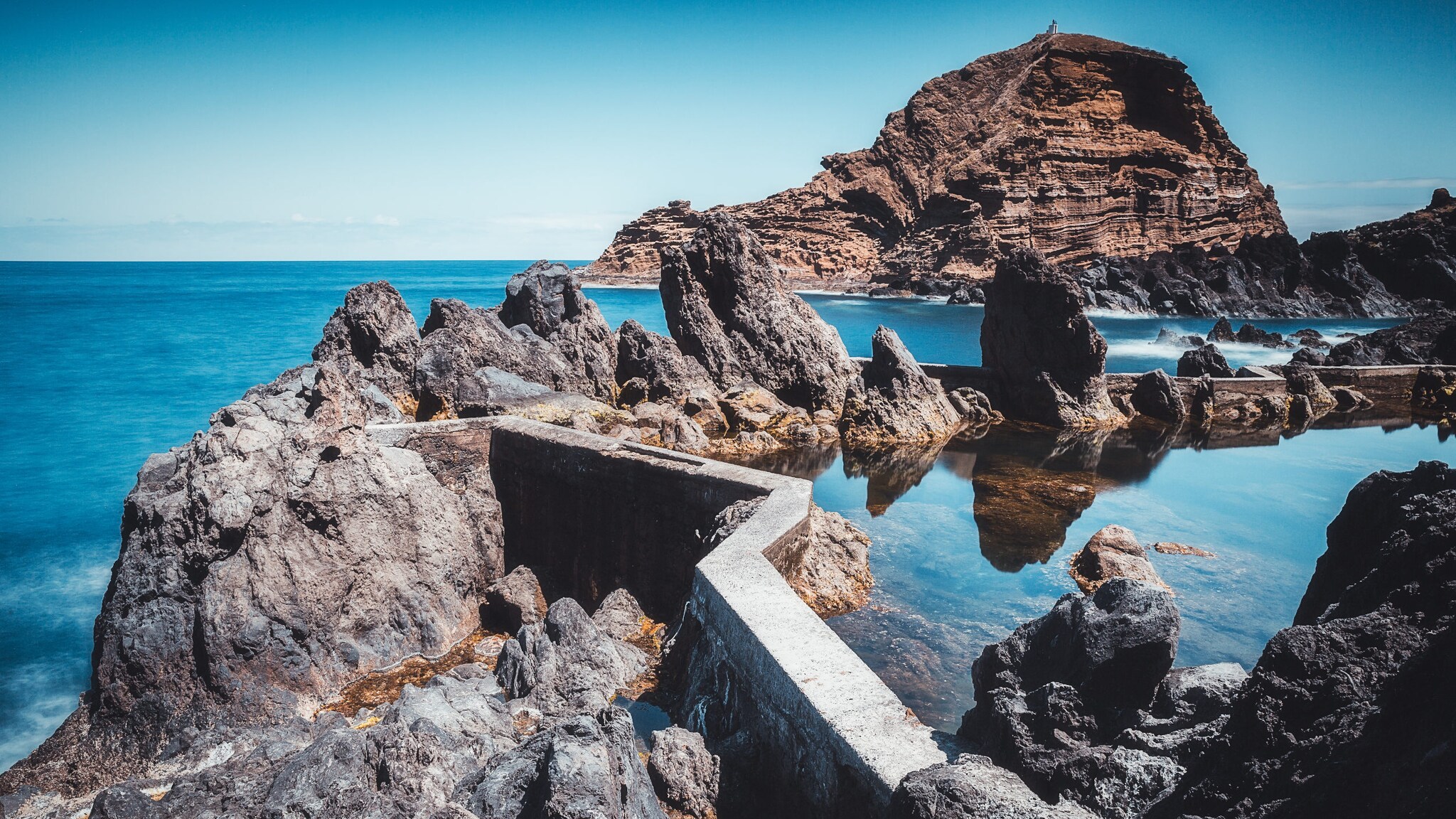 Naturschwimmbecken aus Lava geformt und von Gestein umgeben in Porto Moniz auf Madeira. Naturschwimmbecken aus Lava geformt und von Gestein umgeben in Porto Moniz auf Madeira.