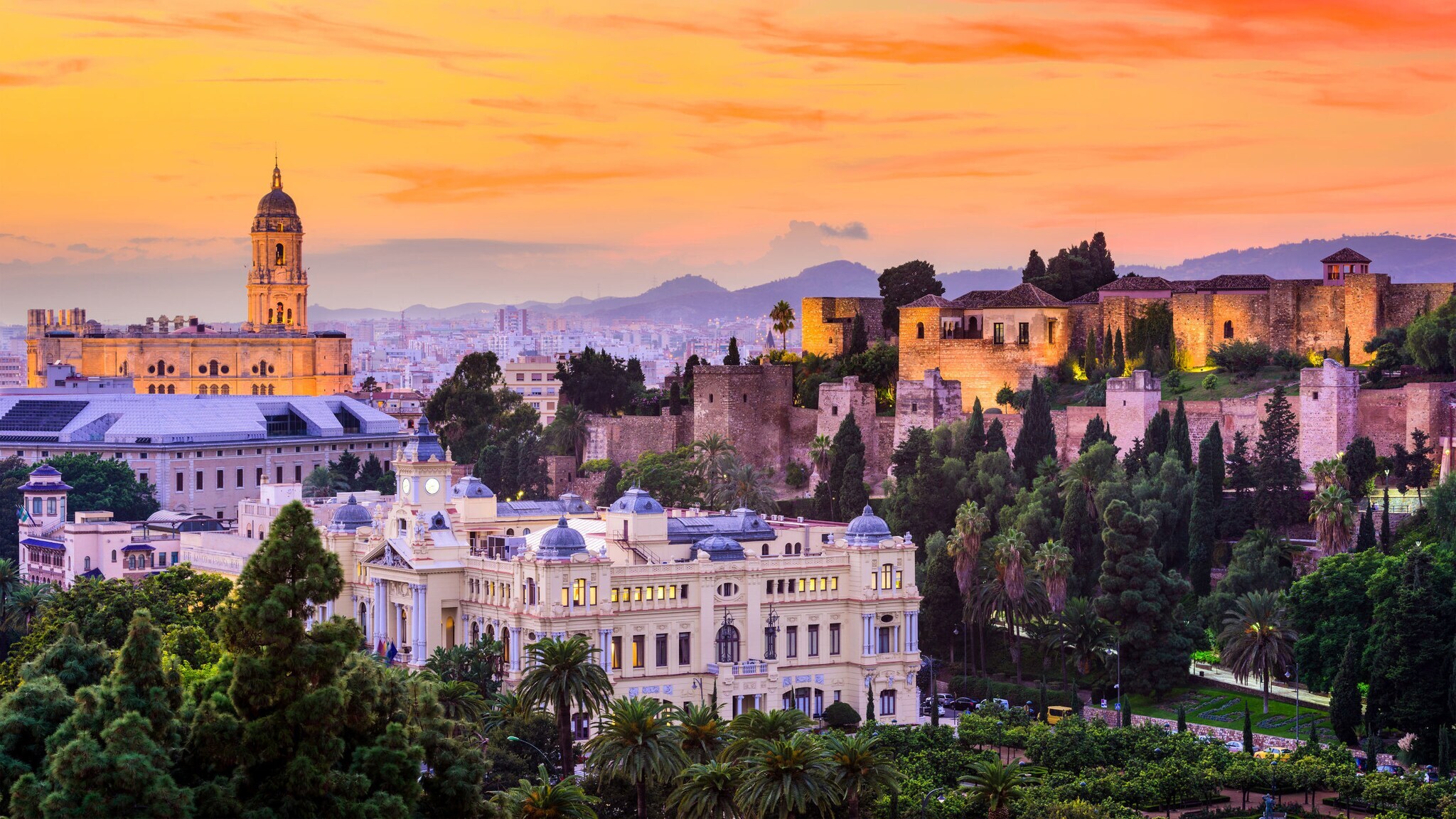 Panorama der Kathedrale von Málaga und der arabischen Festung Alcazaba bei Sonnenuntergang.