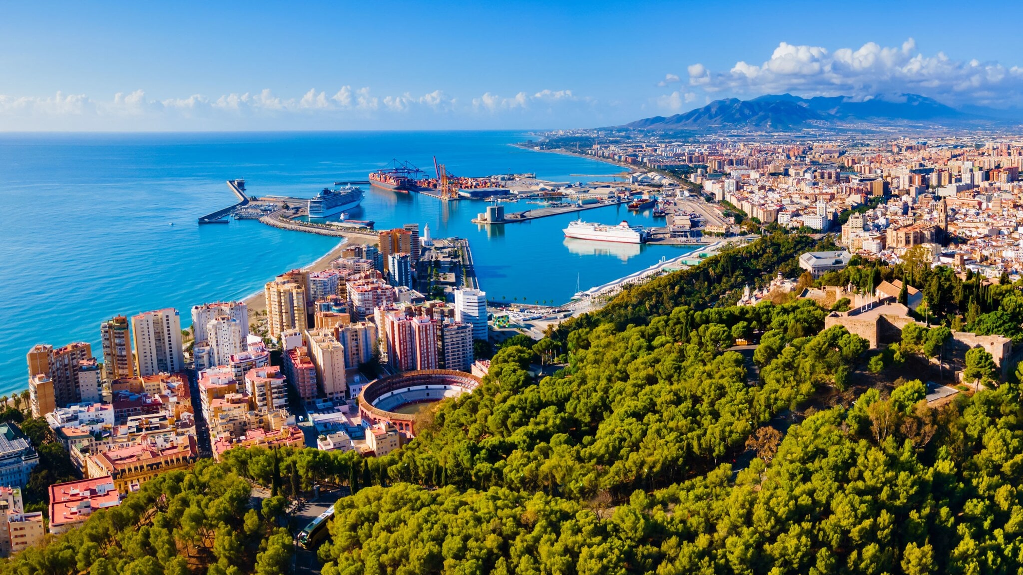 Luftaufnahme von Málaga mit Meer und Bergen im Hintergrund. Luftaufnahme von Málaga mit Meer und Bergen im Hintergrund.