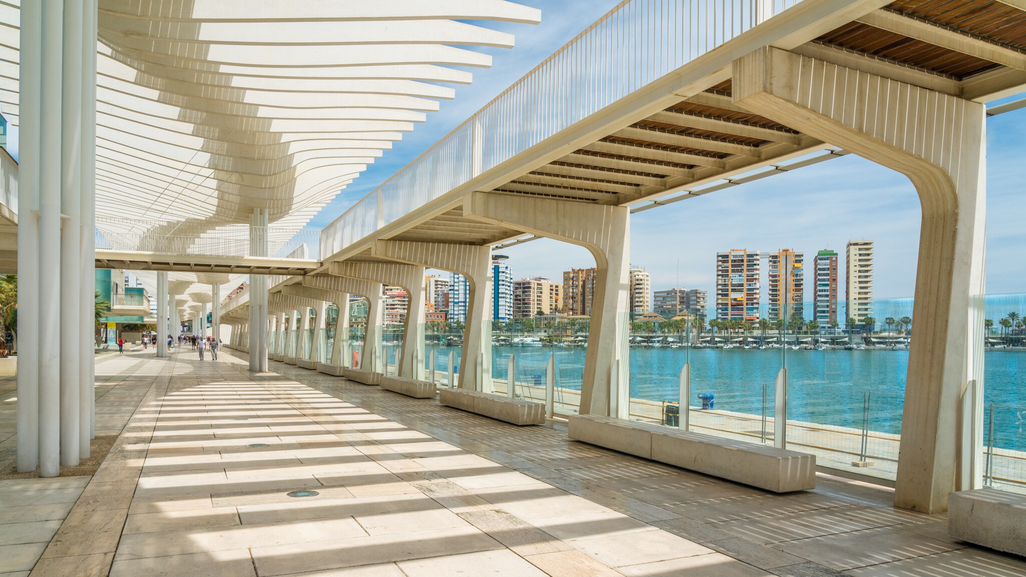 Überdachte Hafenpromenade in Málaga. Überdachte Hafenpromenade in Málaga.