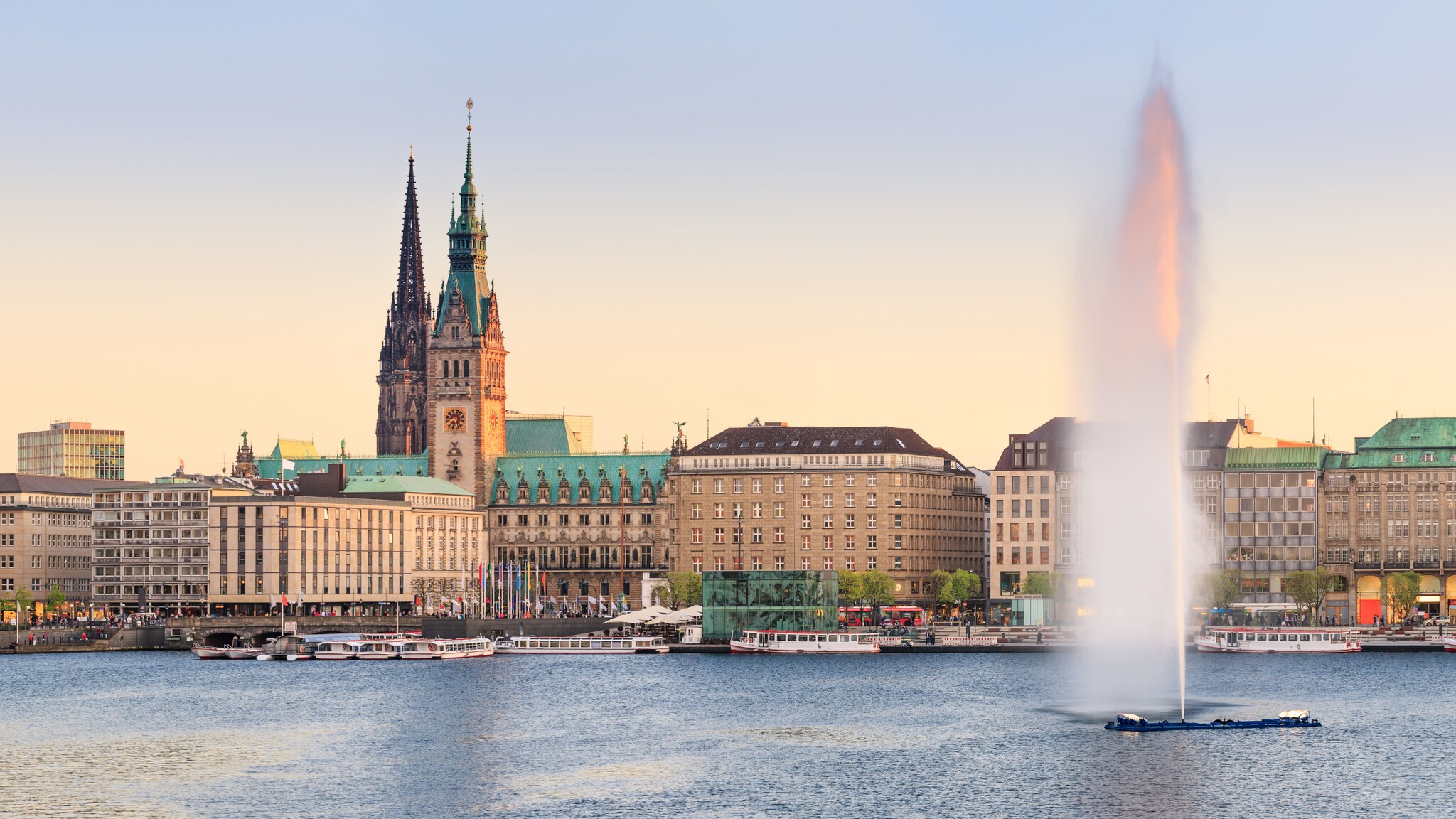 Altstadtpanorama von Hamburg am Wasser mit Fontäne.