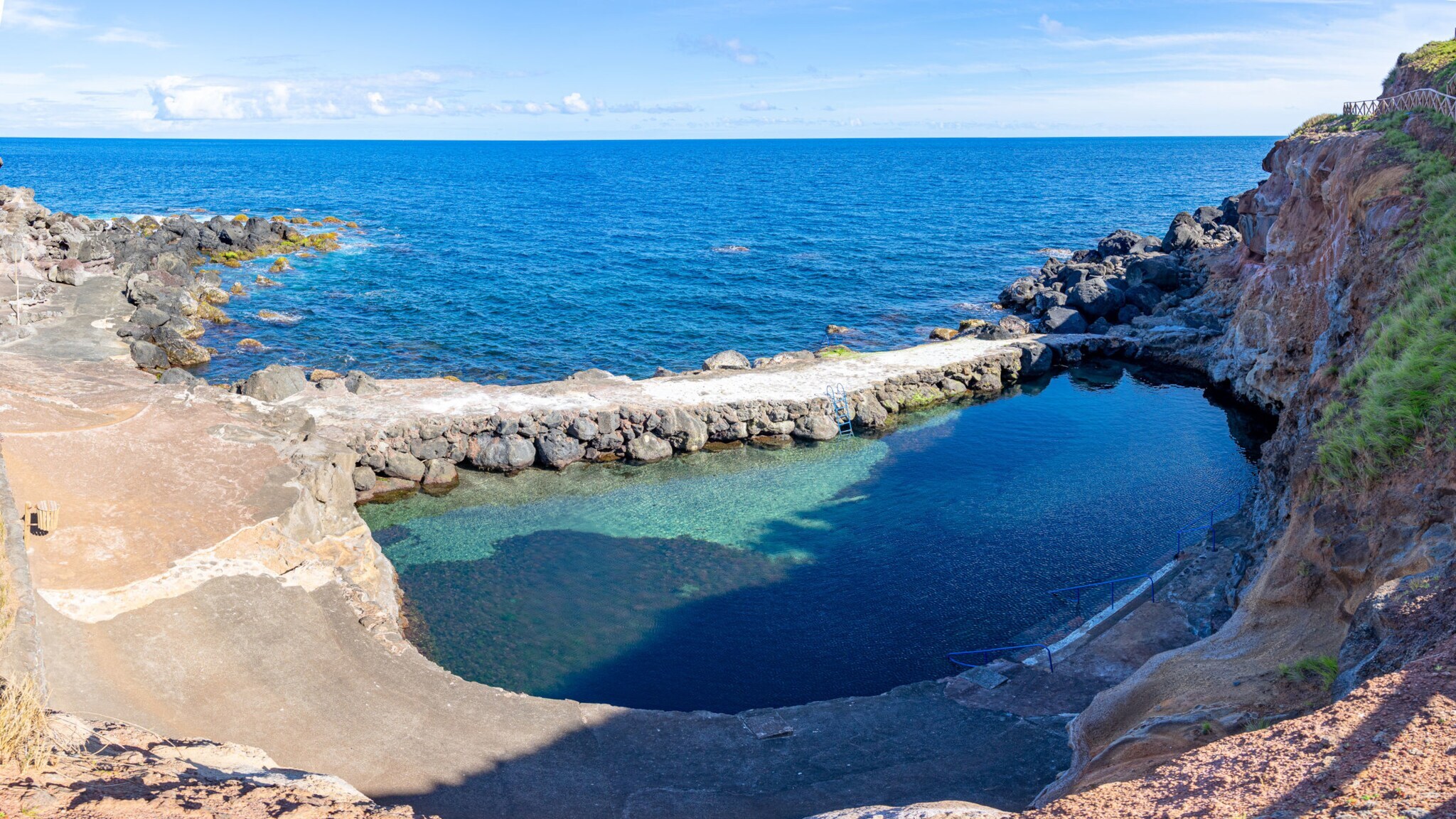 Natürlicher Meerwasserpool auf der Azoreninsel São Jorge.