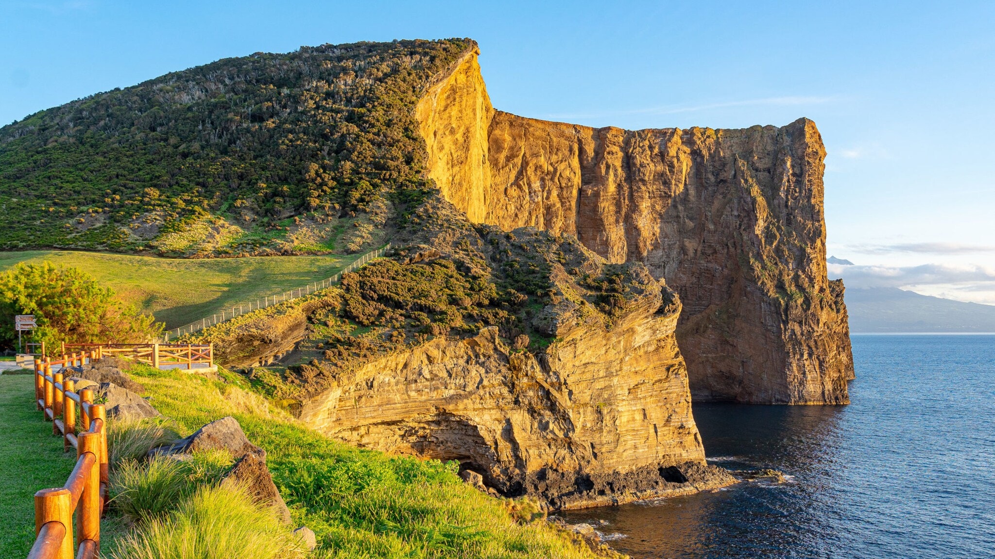 Panoramaaufnahme einer Klippe auf der portugiesischen Azoreninsel São Jorge. Panoramaaufnahme einer Klippe auf der portugiesischen Azoreninsel São Jorge.