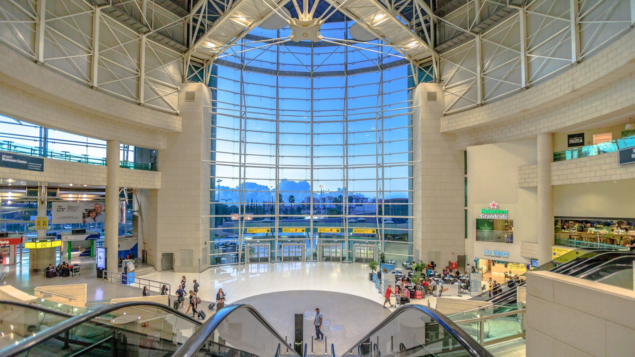 Innenansicht der Ankunftshalle des Flughafens in Lissabon von der oberen Ebene auf den Eingang und Schalter.