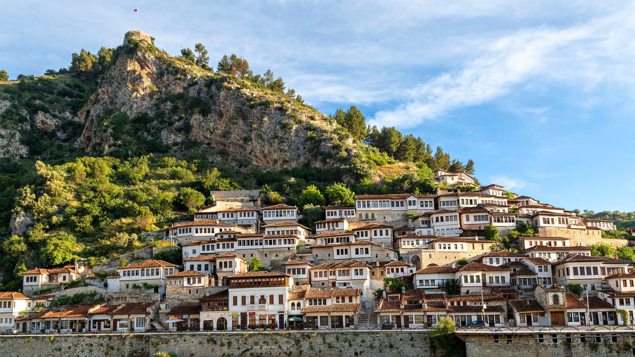 Stadt Berat in Albanien mit vielen Häusern an einem Berghang. Stadt Berat in Albanien mit vielen Häusern an einem Berghang.