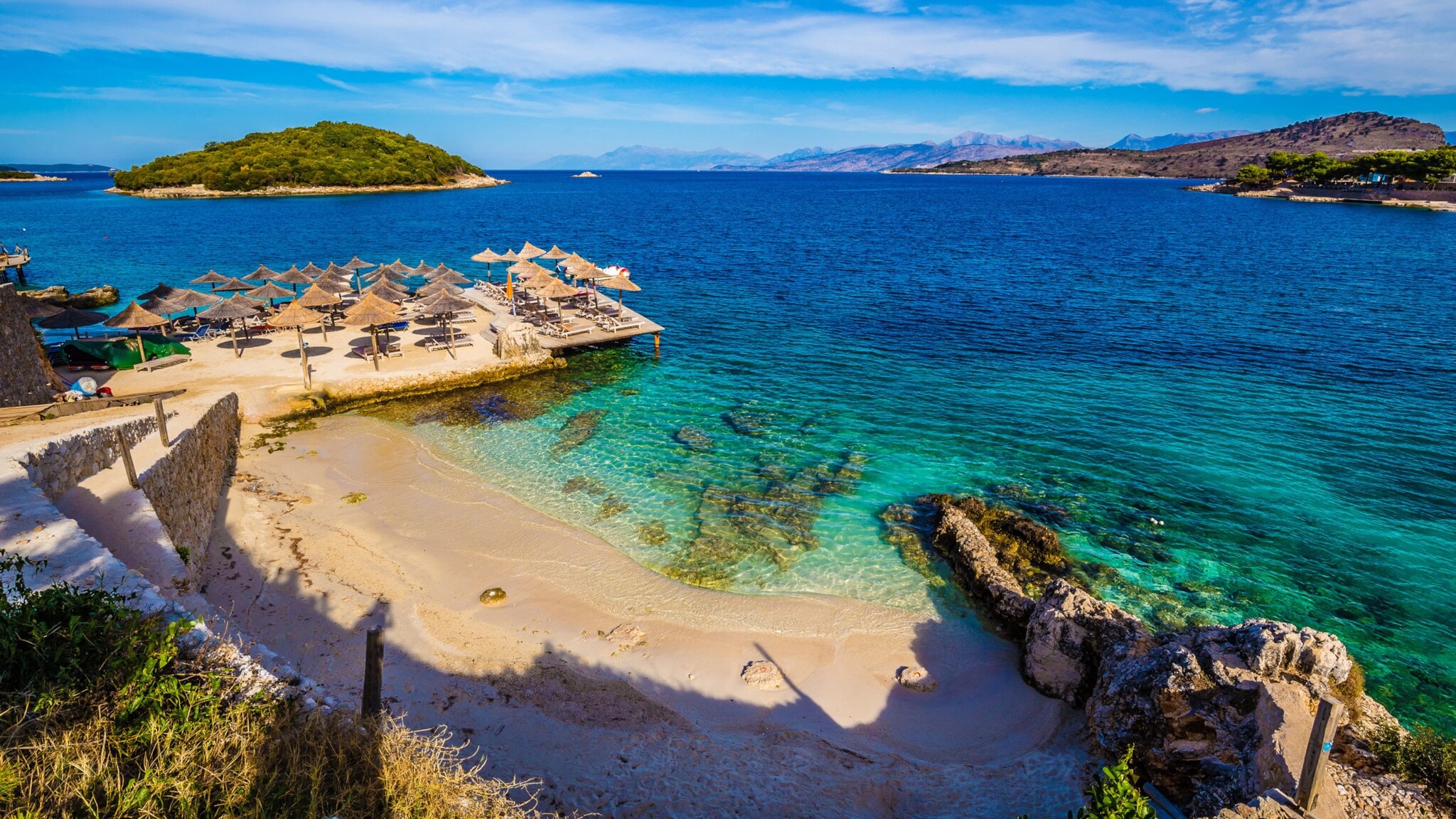 Ksamil Strandabschnitt in Albanien mit Blick aufs Meer. Ksamil Strandabschnitt in Albanien mit Blick aufs Meer.