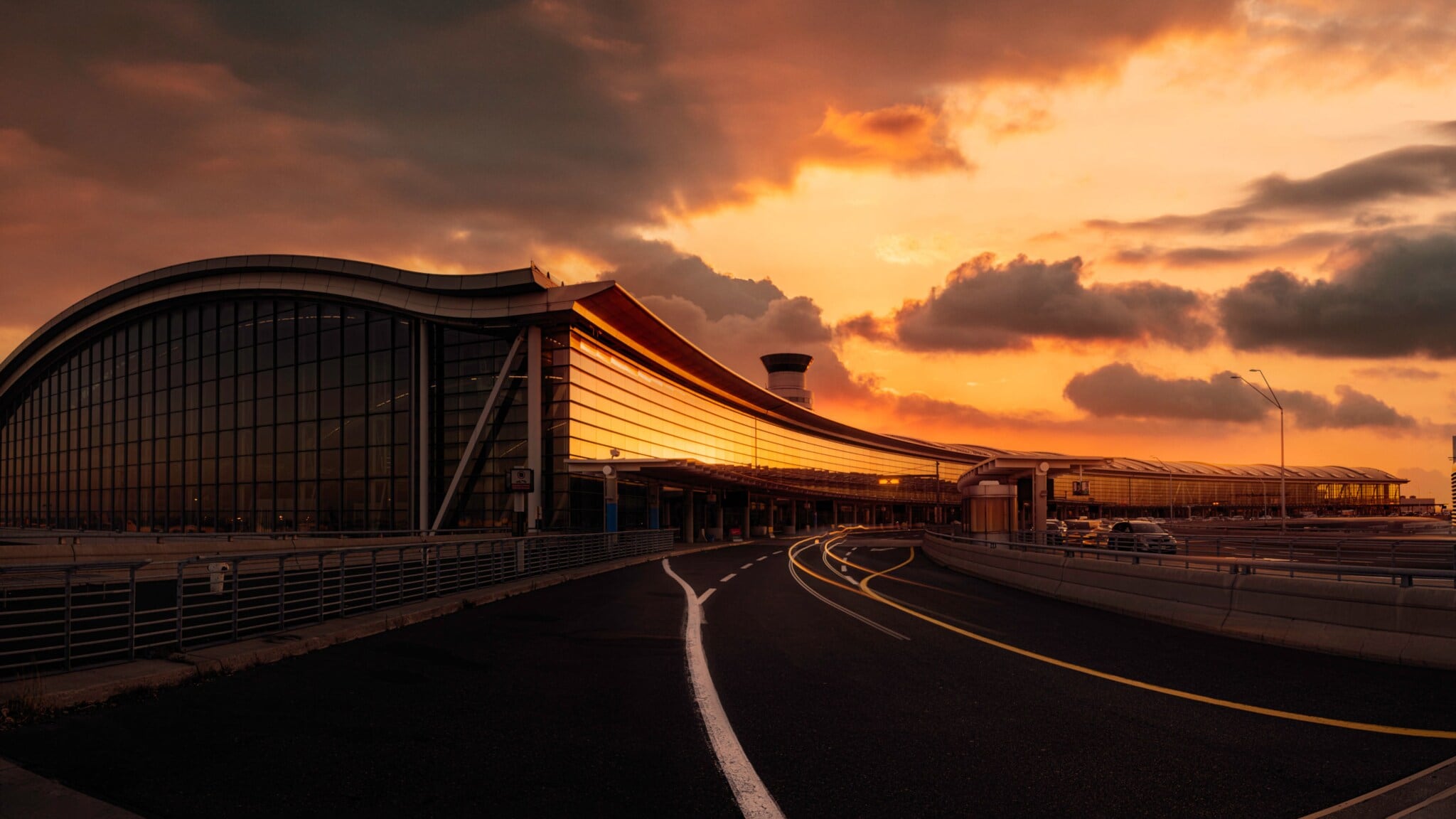 Fassade von Terminal 1 am Toronto Pearson Airport bei Sonnenuntergang. Fassade von Terminal 1 am Toronto Pearson Airport bei Sonnenuntergang.