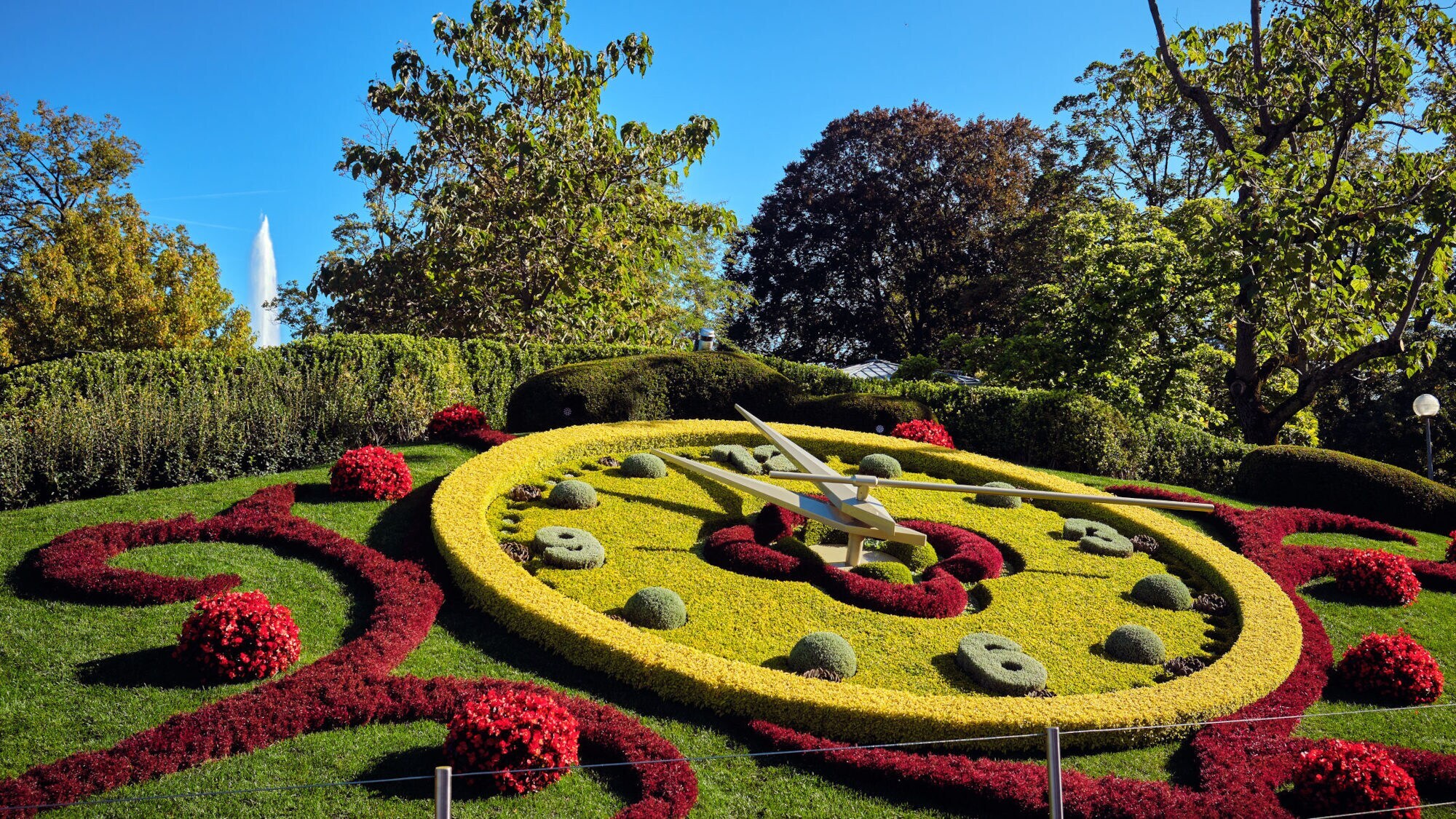 Blumenuhr im Jardin Anglais in Genf.