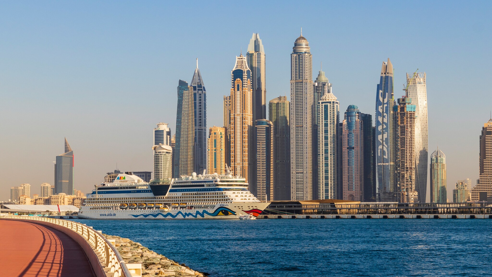 Ein AIDA Kreuzfahrtschiff vor der Skyline Dubais. Ein AIDA Kreuzfahrtschiff vor der Skyline Dubais.