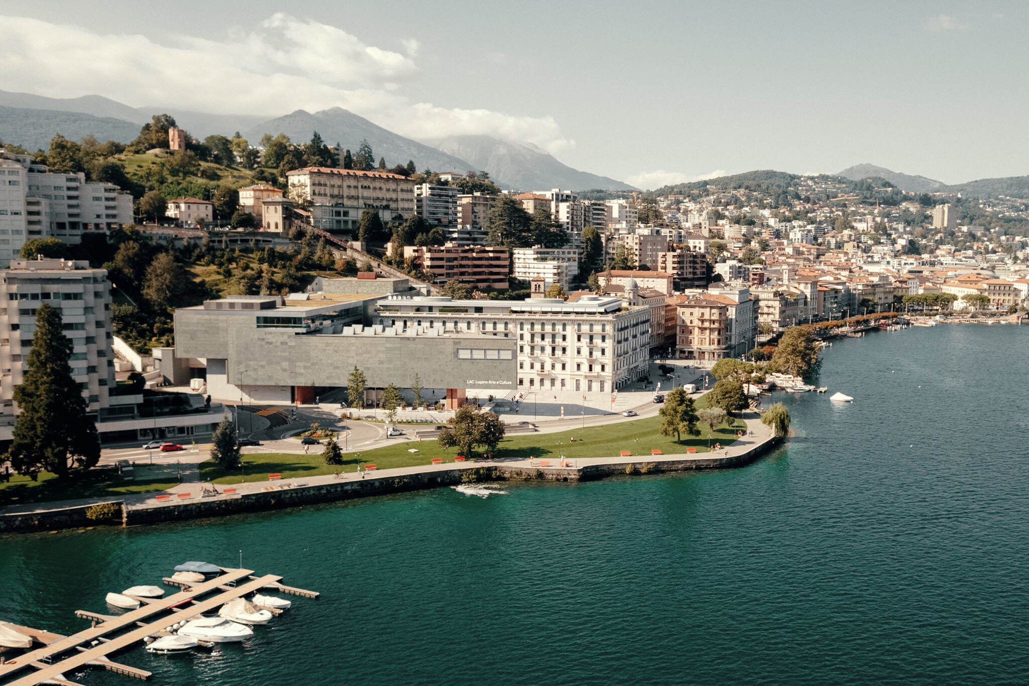 Stadtpanorama von Lugano mit Museumskomplex am See.