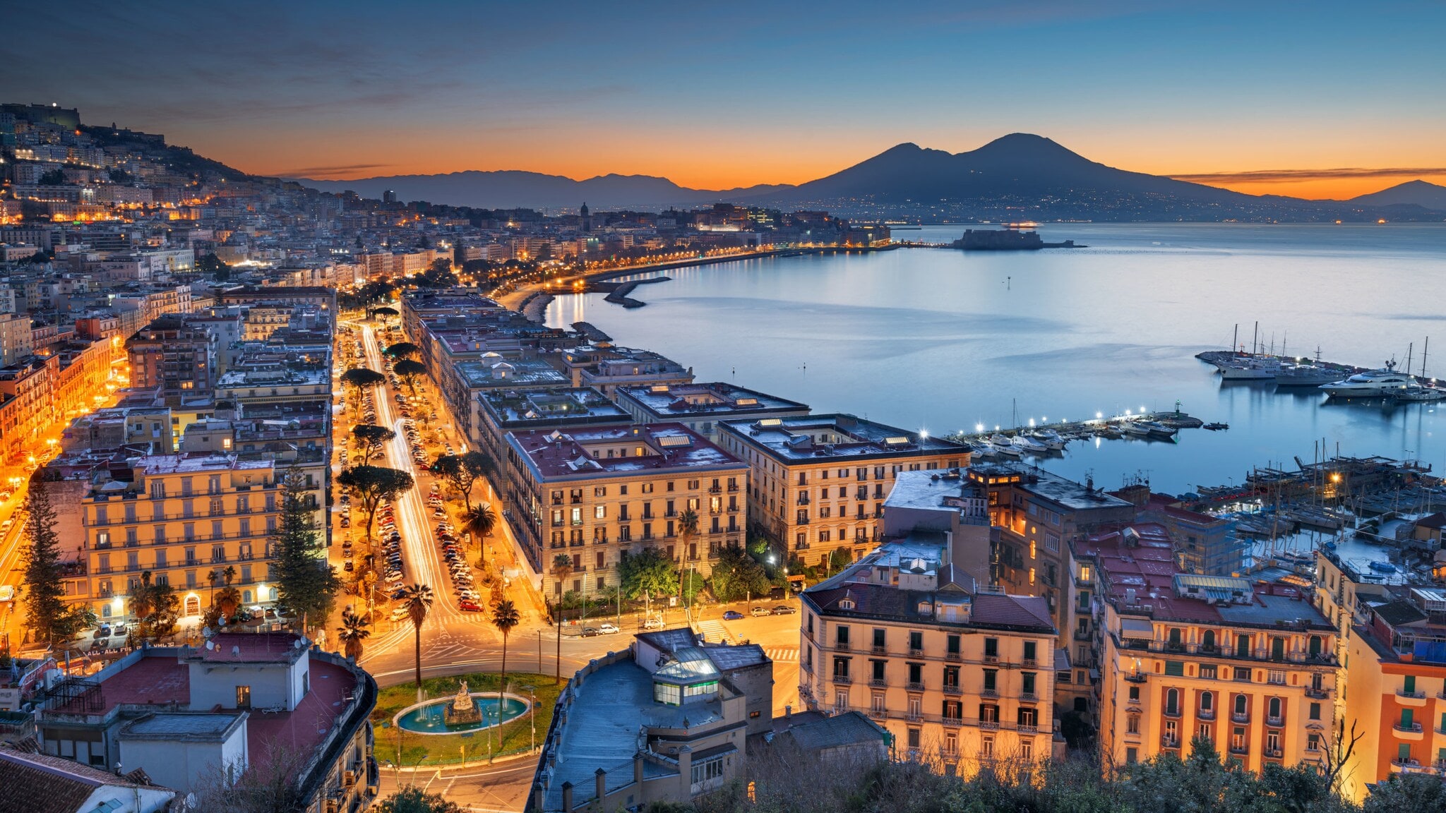 Luftaufnahme von Neapel bei Sonnenuntergang mit Meer und Vesuv im Hintergrund. Luftaufnahme von Neapel bei Sonnenuntergang mit Meer und Vesuv im Hintergrund.