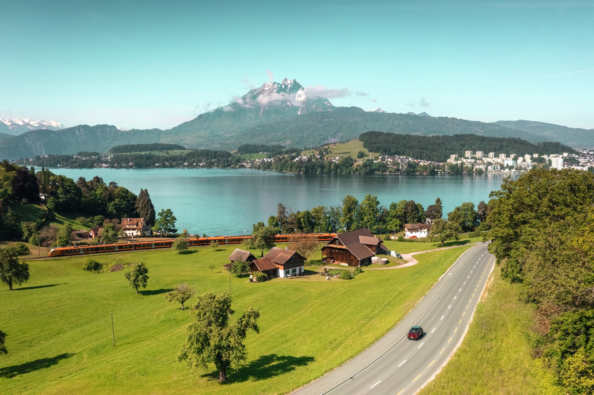 Landschaftspanorama mit Zug an einem See. Landschaftspanorama mit Zug an einem See.