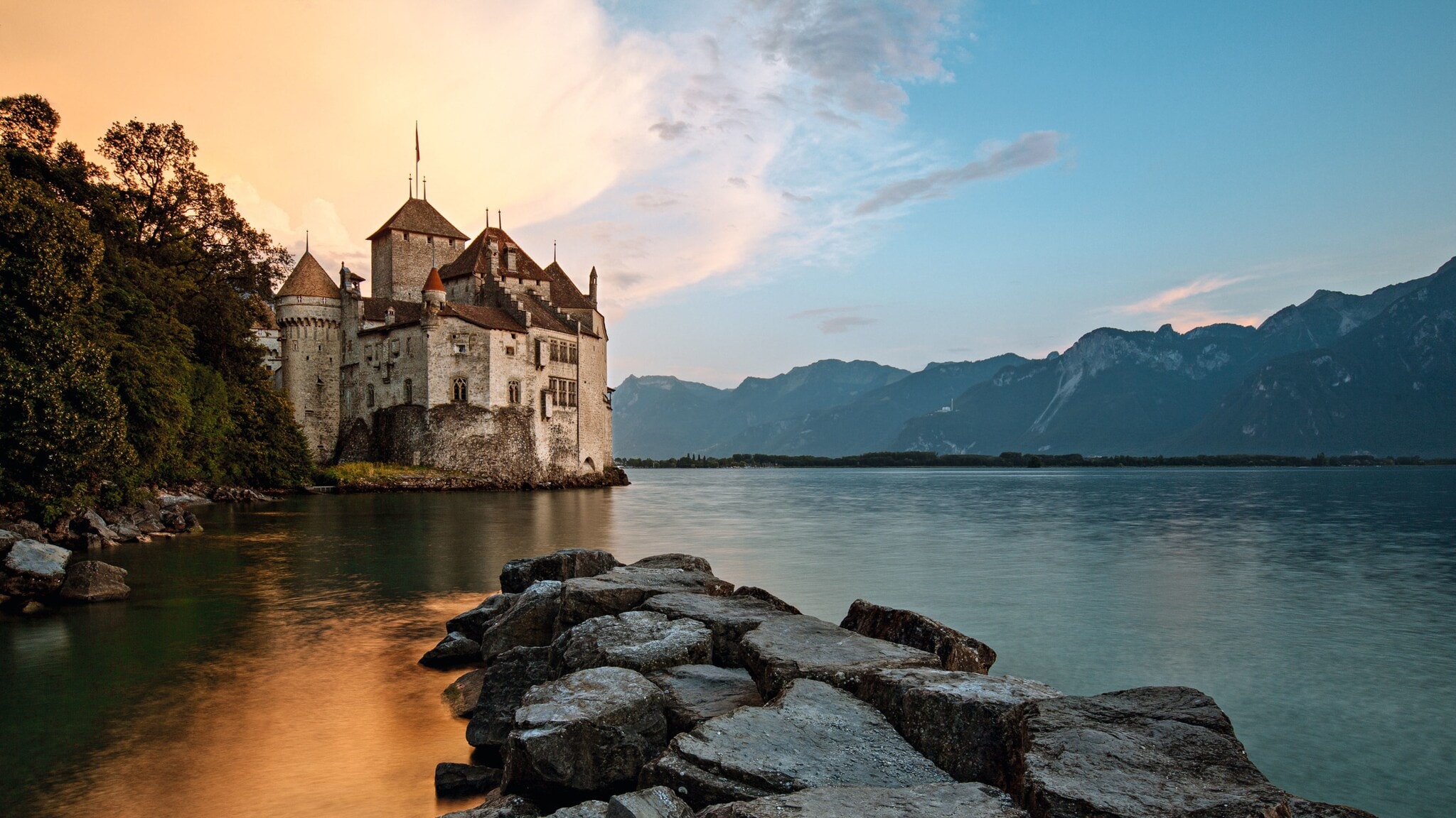 Mittelalterliche Burg am Ufer eines Sees bei Sonnenuntergang. Mittelalterliche Burg am Ufer eines Sees bei Sonnenuntergang.