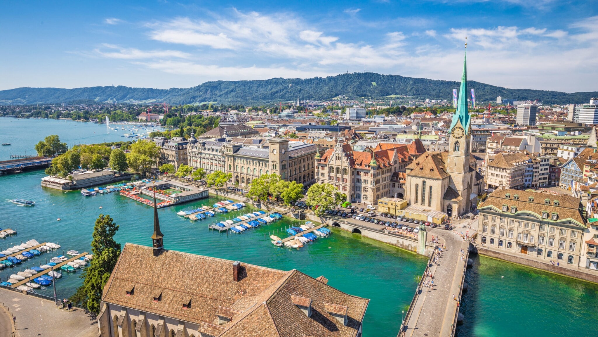 Blick vom Grossmünster in Zürich auf den Limmat und die Altstadt. Blick vom Grossmünster in Zürich auf den Limmat und die Altstadt.