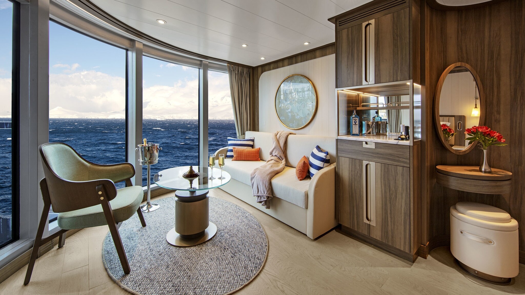 Eine luxuriöse Suite auf einem Schiff mit Panoramablick aufs offene Meer. Eine luxuriöse Suite auf einem Schiff mit Panoramablick aufs offene Meer.
