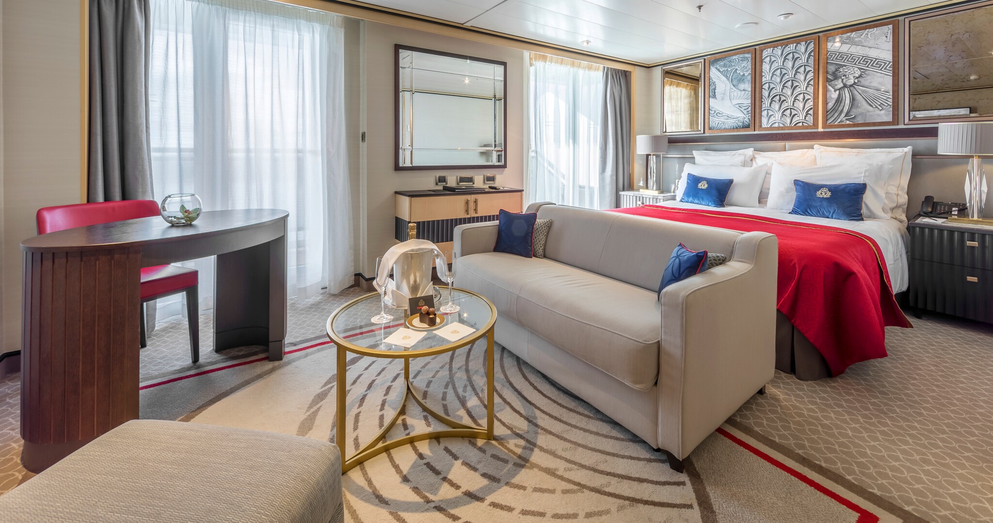 Luxuriöse Kabine auf einem Kreuzfahrtschiff.