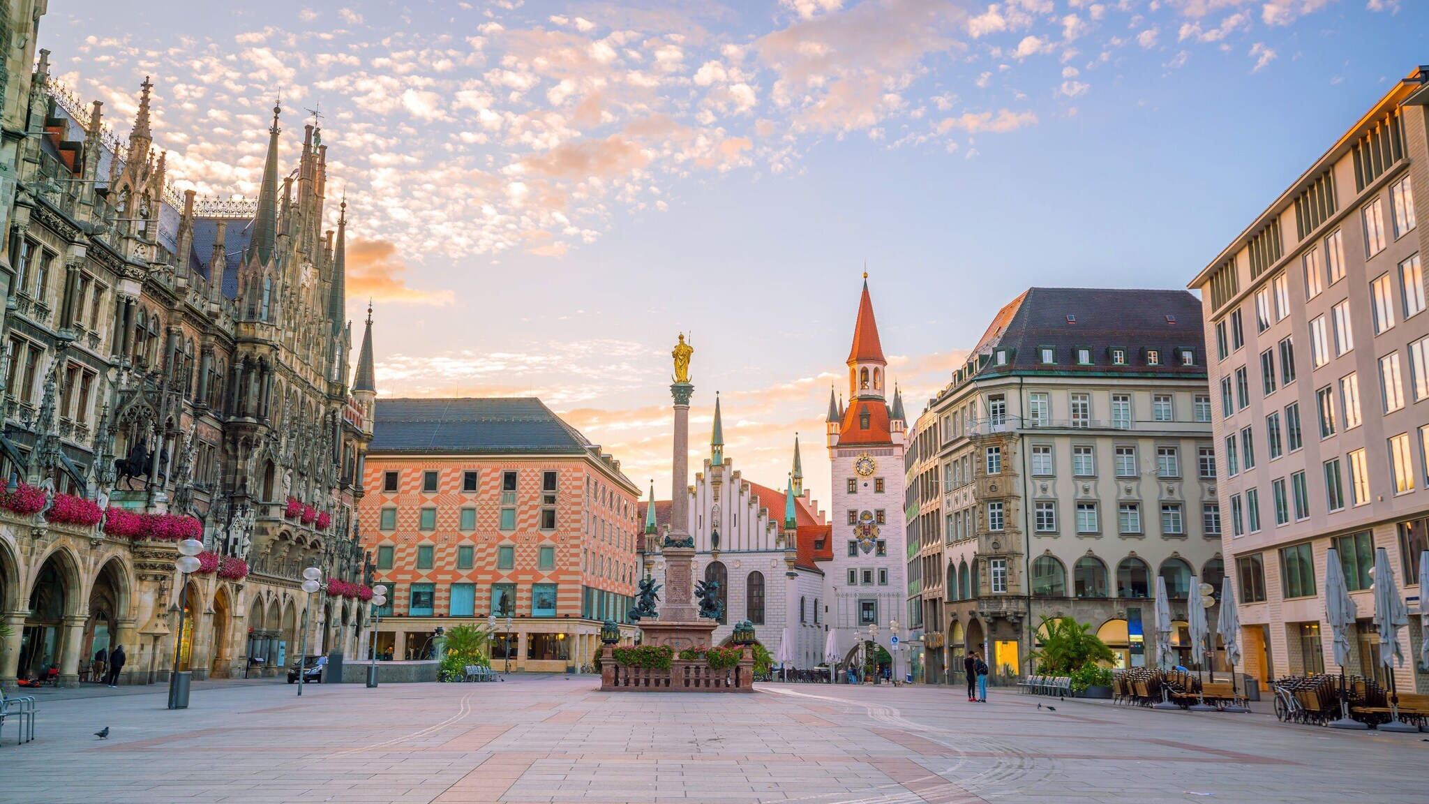 Gebäude rund um den Marienplatz in München bei Sonnenuntergang. Gebäude rund um den Marienplatz in München bei Sonnenuntergang.