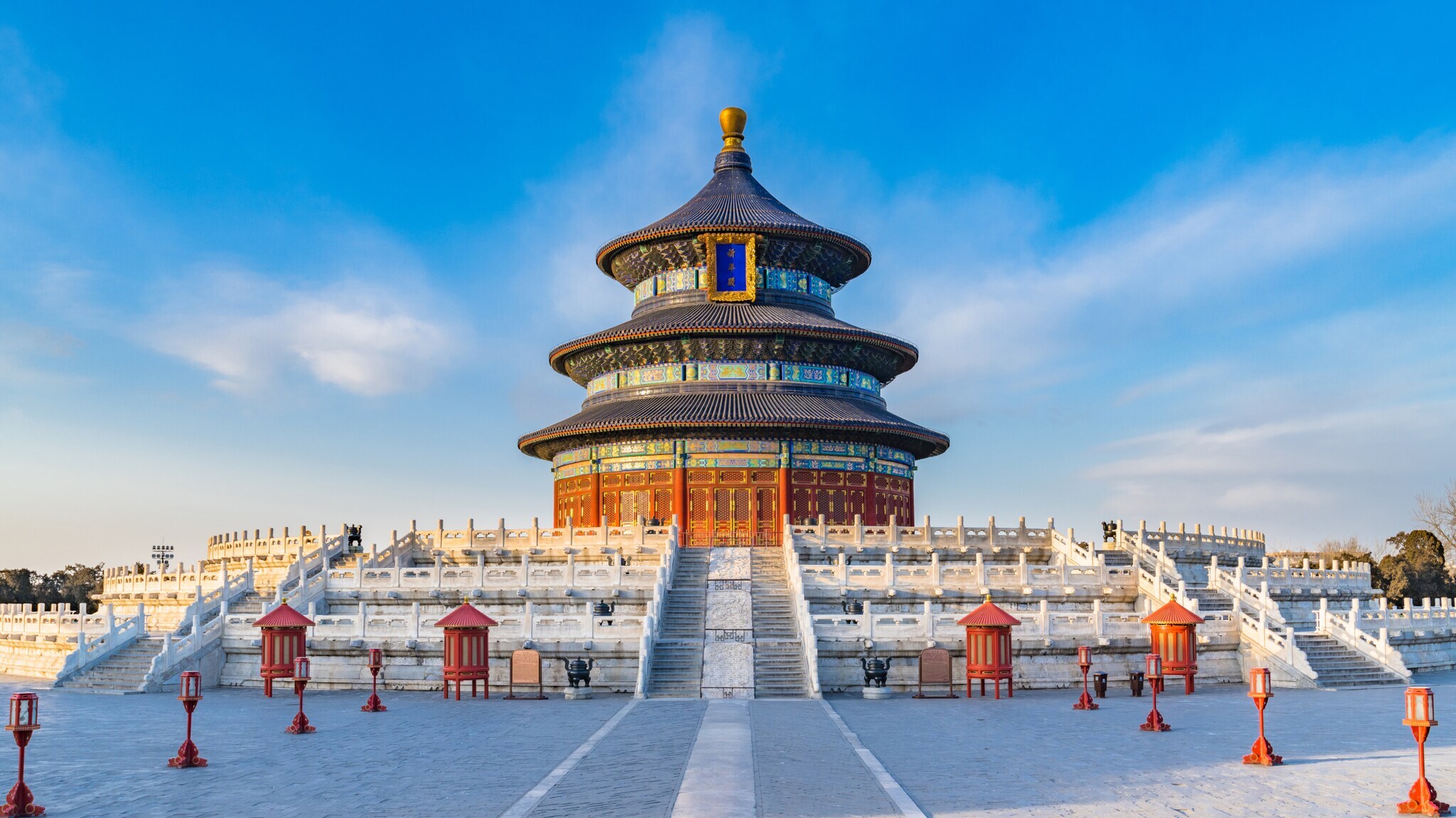 Runder Tempel im Pagodenstil auf einem menschenleeren Platz mit Treppen.