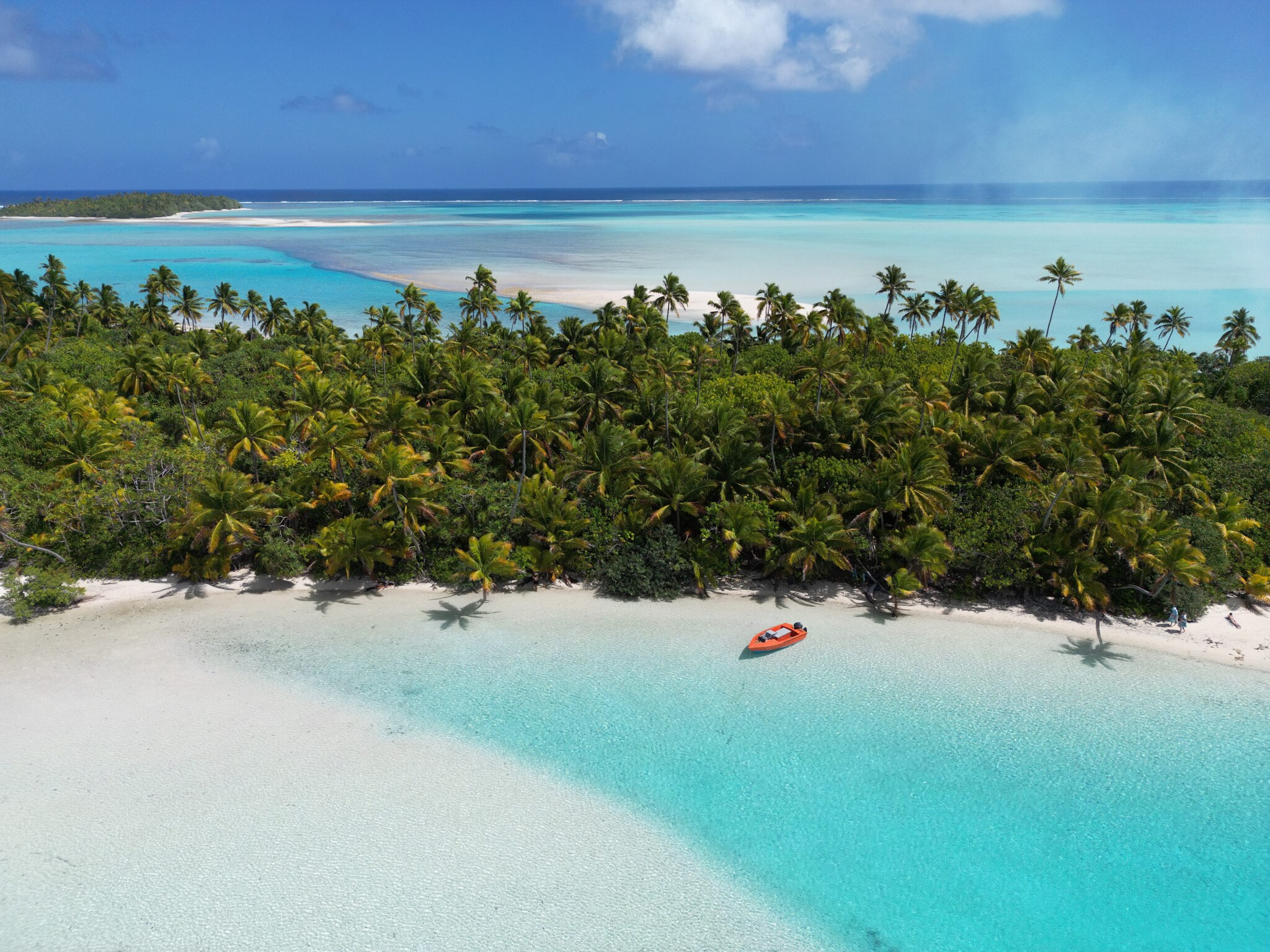 Südseeinsel mit Palmenwald an einer trürkisblauen Lagune mit weißem Sandstrand. Südseeinsel mit Palmenwald an einer trürkisblauen Lagune mit weißem Sandstrand.
