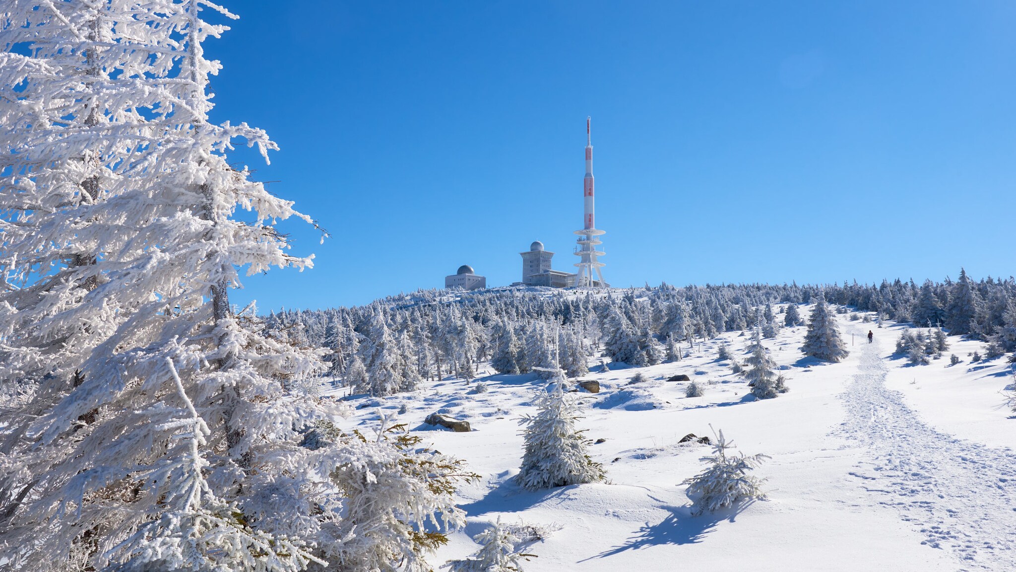 Gipfel des Brocken im Harz im Winter mit Schnee.