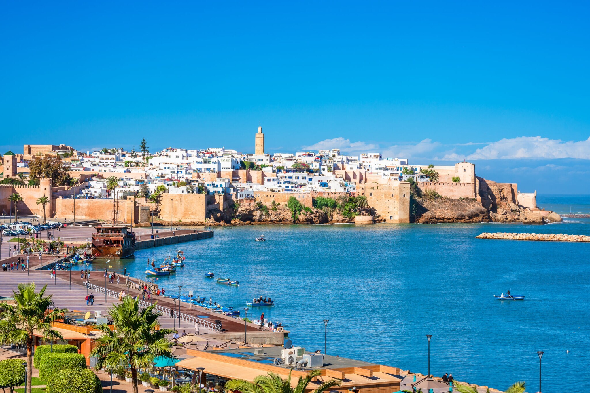 Panorama der Altstadt von Rabat mit Festung am Meer. Panorama der Altstadt von Rabat mit Festung am Meer.