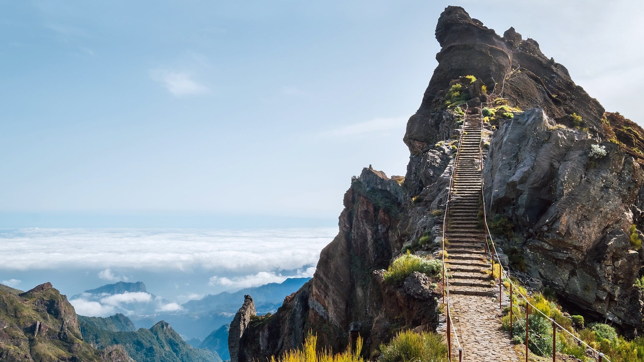 Gipfel des Pico Ruivo, dem höchsten Berg Madeiras, zu dem eine Treppe nach oben führt. Gipfel des Pico Ruivo, dem höchsten Berg Madeiras, zu dem eine Treppe nach oben führt.