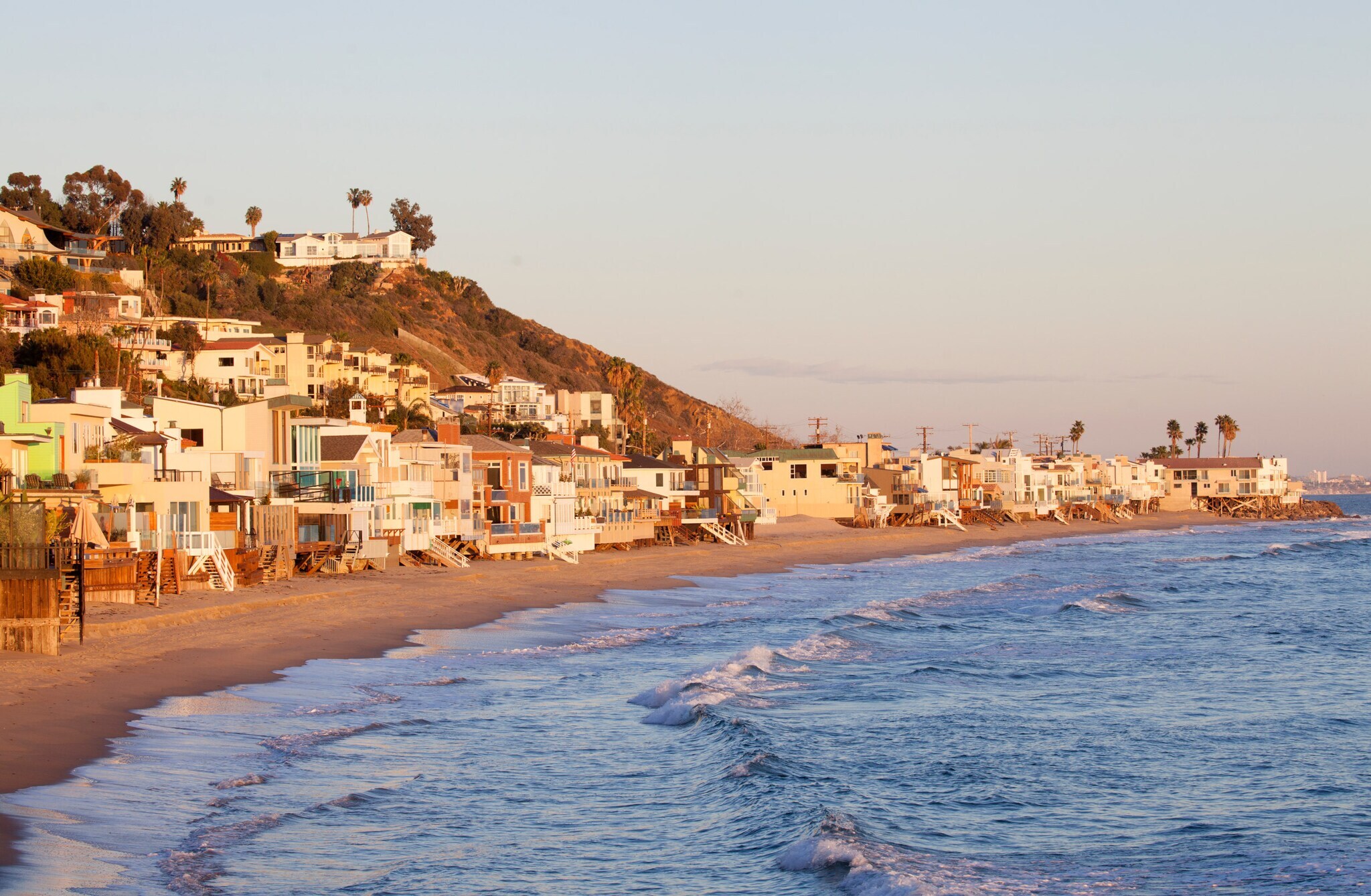 Pastellfarbene Strandhäuser in Malibu bei Sonnenuntergang