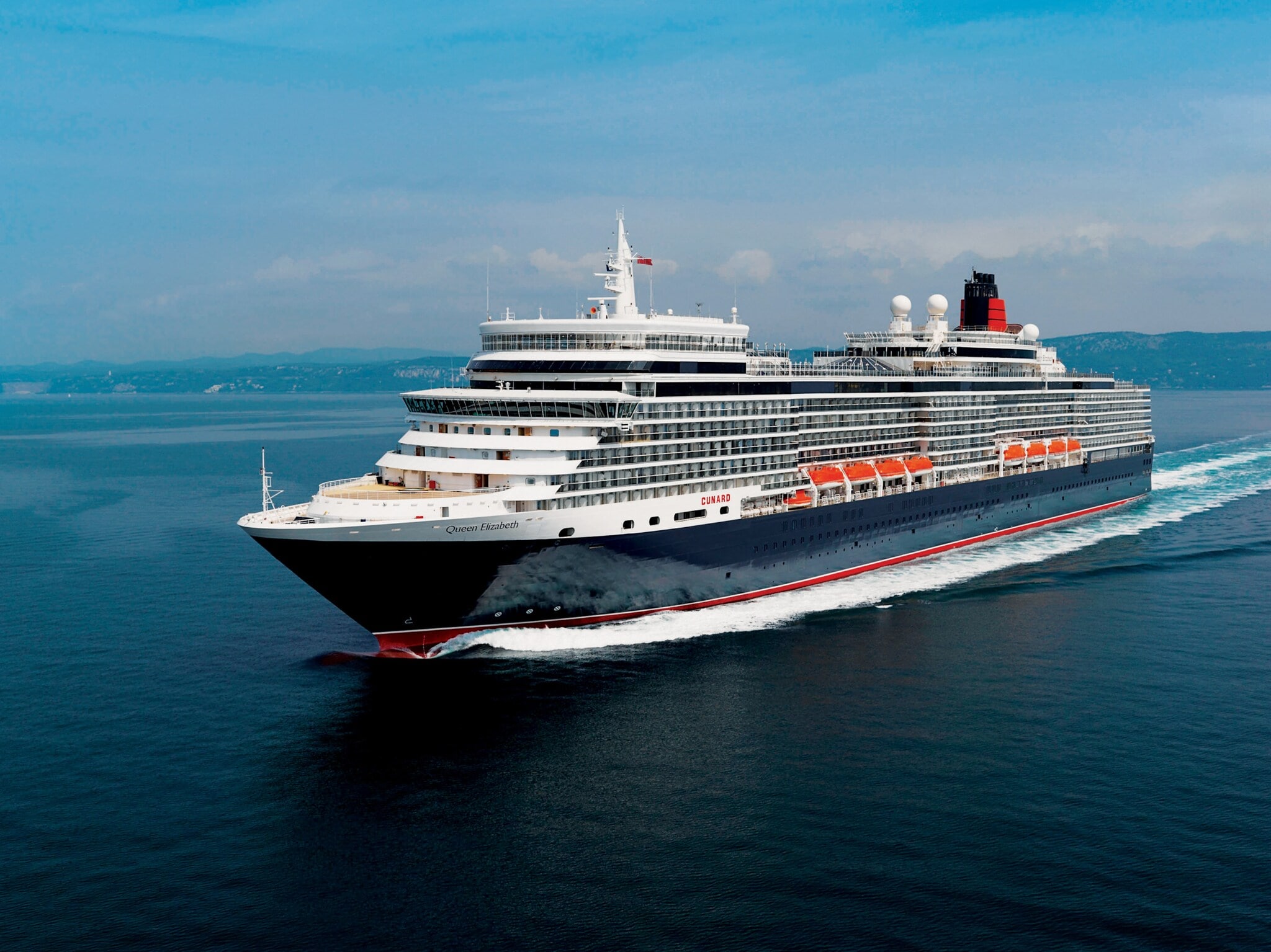 Kreuzfahrtschiff Queen Elizabeth auf dem Meer. Kreuzfahrtschiff Queen Elizabeth auf dem Meer.