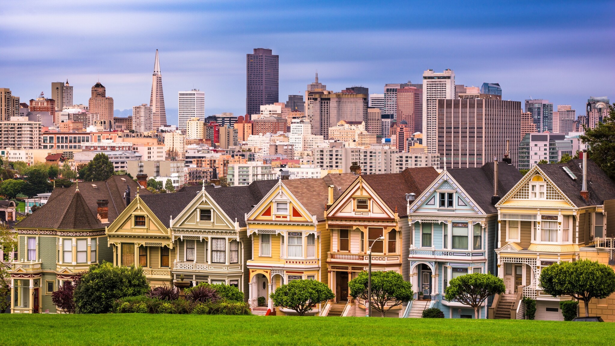 Skyline von San Francisco mit viktorianischen Holzhäusern vor Hochhäusern im Hintergrund. Skyline von San Francisco mit viktorianischen Holzhäusern vor Hochhäusern im Hintergrund.