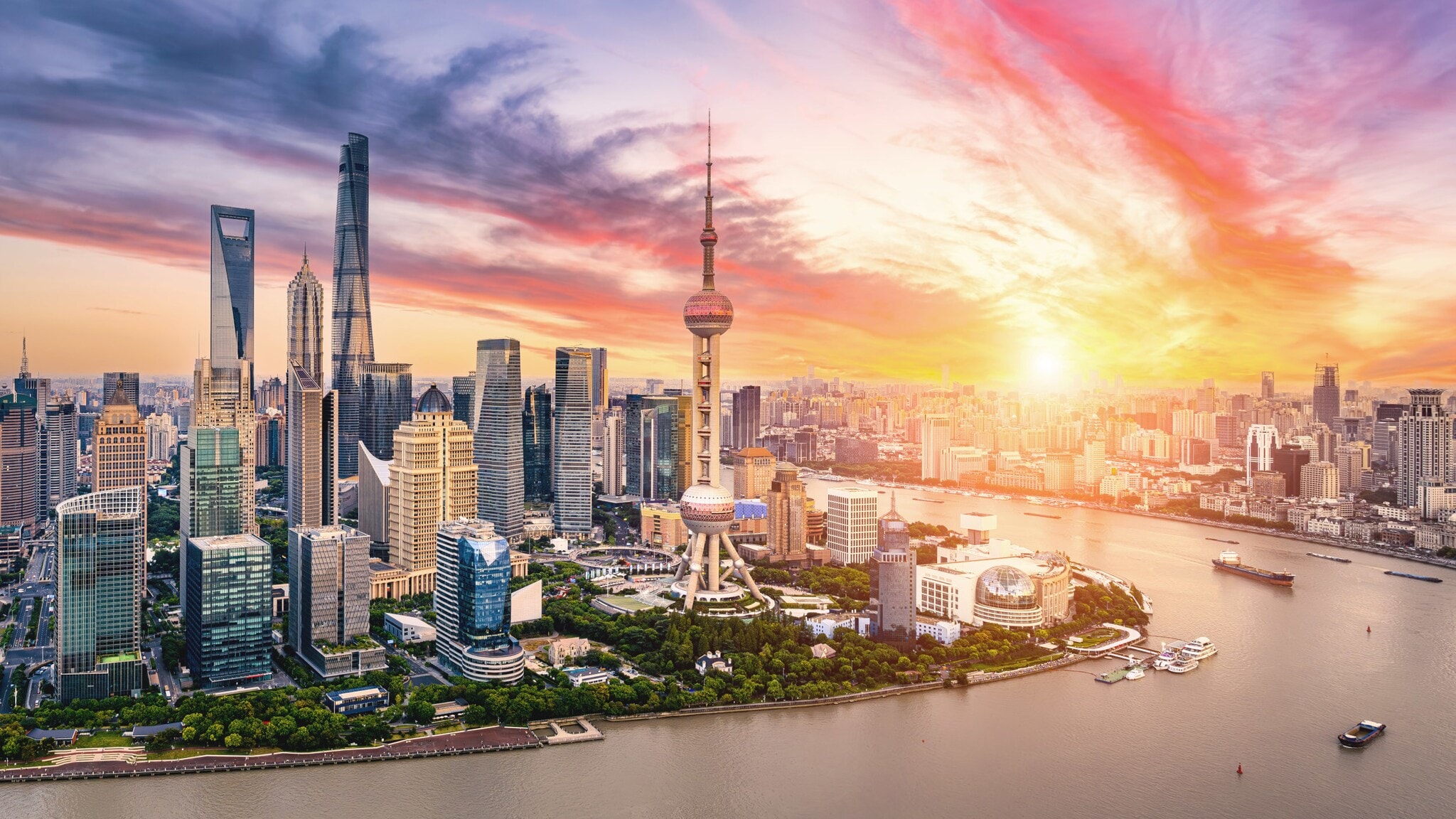 Skyline von Shanghai im Sonnenuntergang mit pinker Färbung am Himmel. Skyline von Shanghai im Sonnenuntergang mit pinker Färbung am Himmel.