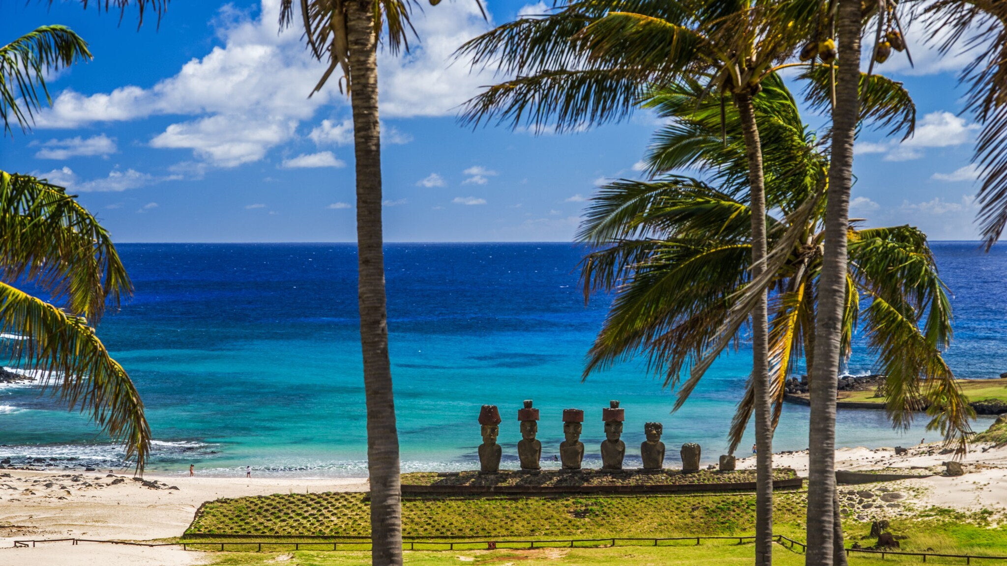Strand auf der Osterinsel, an dem eine Reihe von Steinfiguren stehen, mit Blick auf den Pazifik. Strand auf der Osterinsel, an dem eine Reihe von Steinfiguren stehen, mit Blick auf den Pazifik.