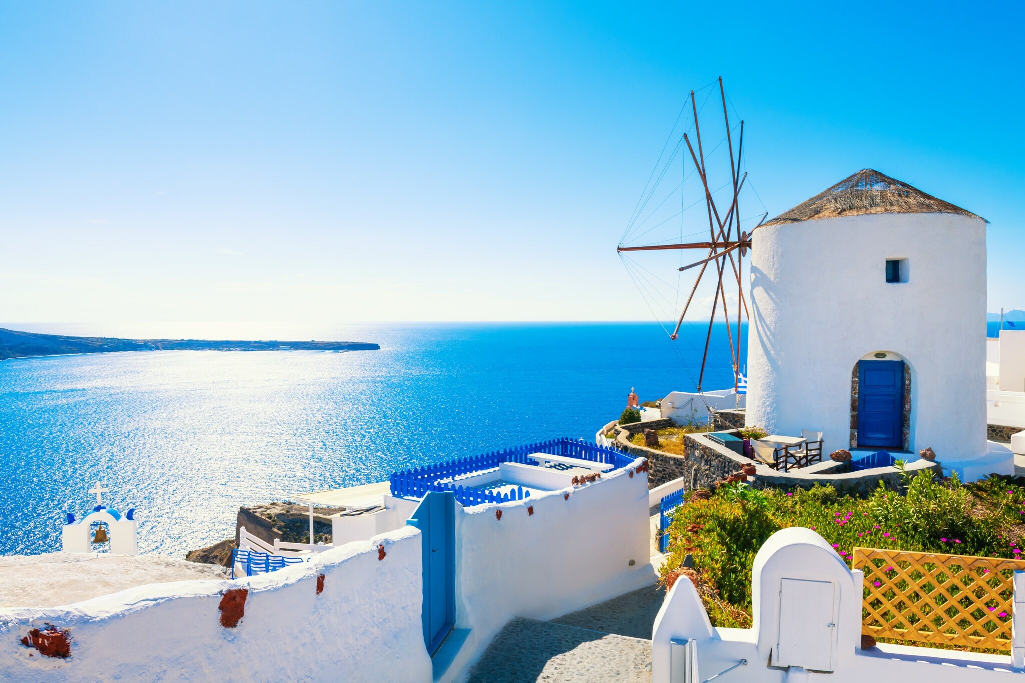 Weiße Windmühle in Oia, im Hintergrund das blaue Meer und der Himmel. Weiße Windmühle in Oia, im Hintergrund das blaue Meer und der Himmel.